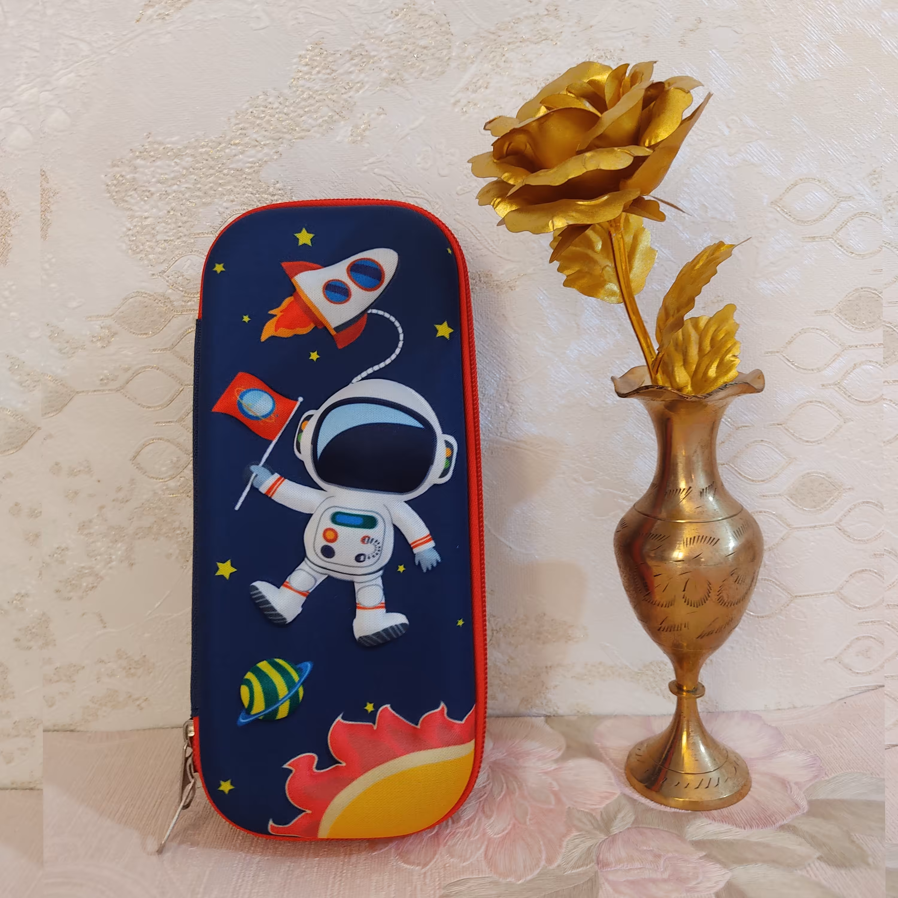 جامدادی های طرح برجسته  فقط طرح فضانورد موجود است