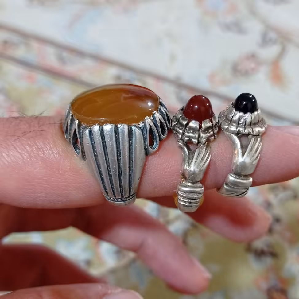 انگشتر مردانه نقره عقیق سرخ(شبق) شرف الشمس اصل عیار 925 وزن 50 گرم (قیمت هر سه کار میباشد)