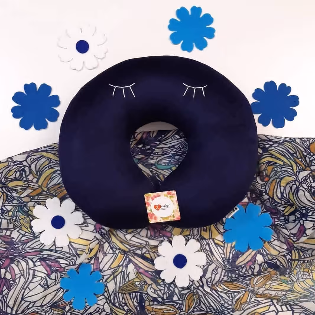 بالش دورگردنی سرمه ای ، طرح مژه