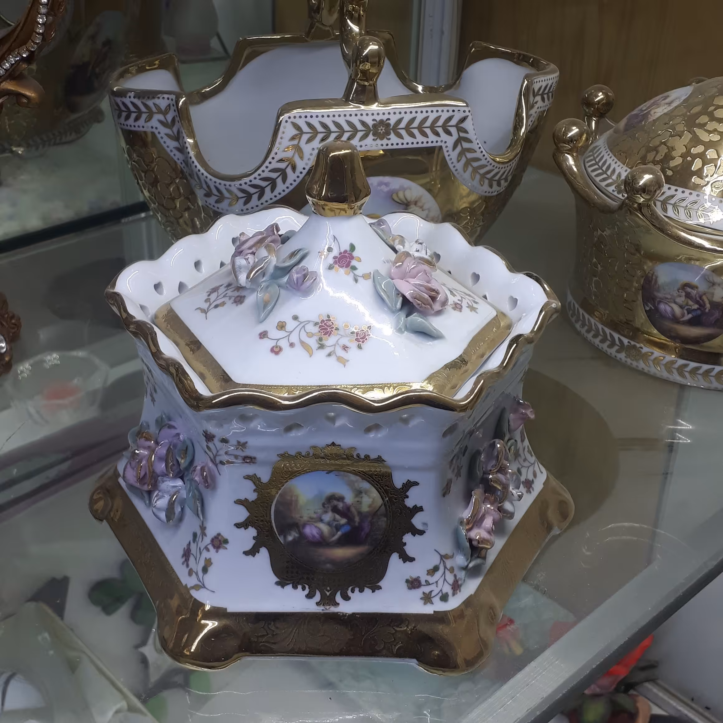 شکلات خوری چینی گل برجسته  شکلات خوری چینی شش ضلعی 