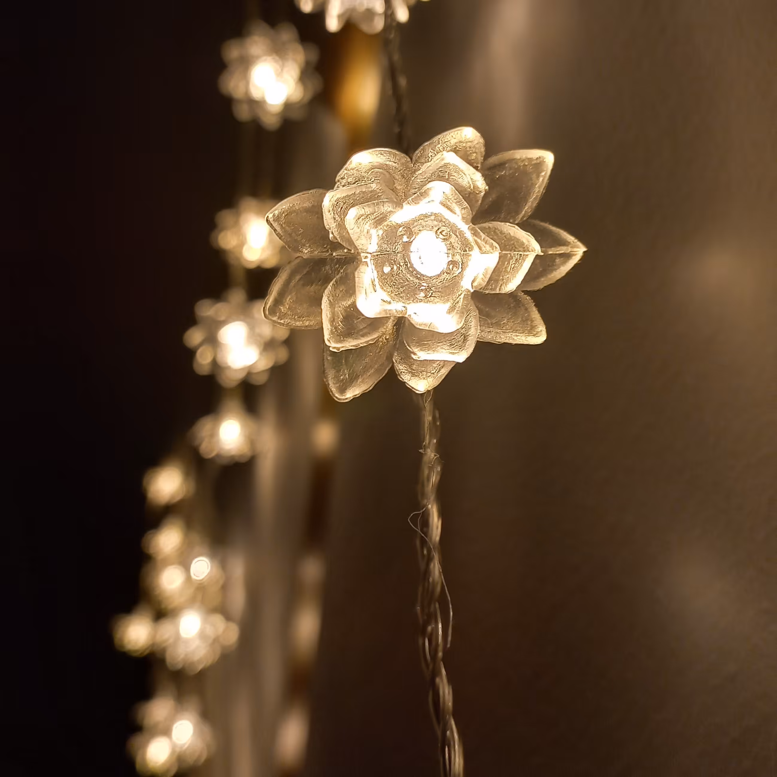 ریسه گل نیلوفر جنس گل ها نرم ریموت چندین حالته3ونیم متر طول