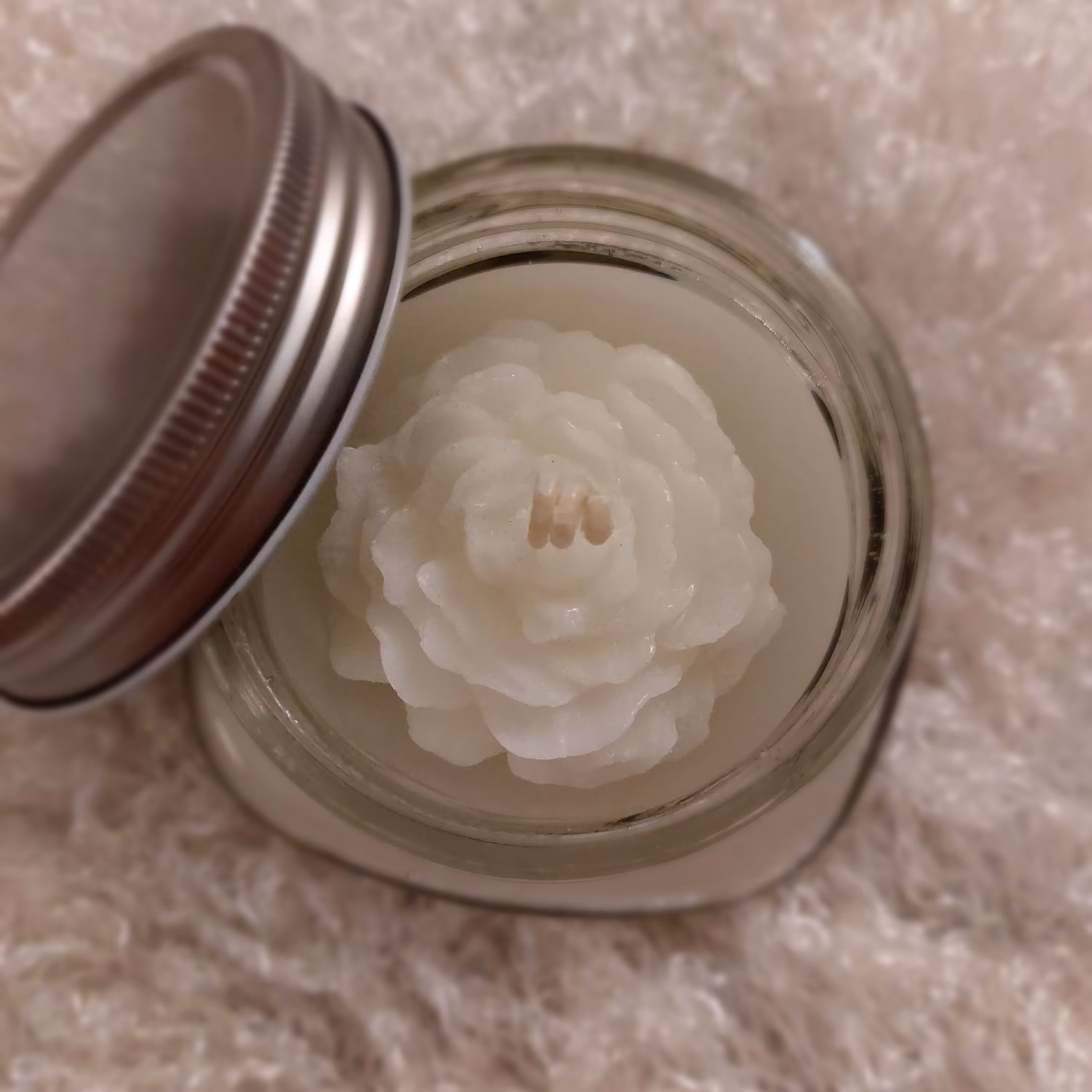 شمع جار در دار با گل آلاله روی سطح شمع با سوخت فیتیله عالی