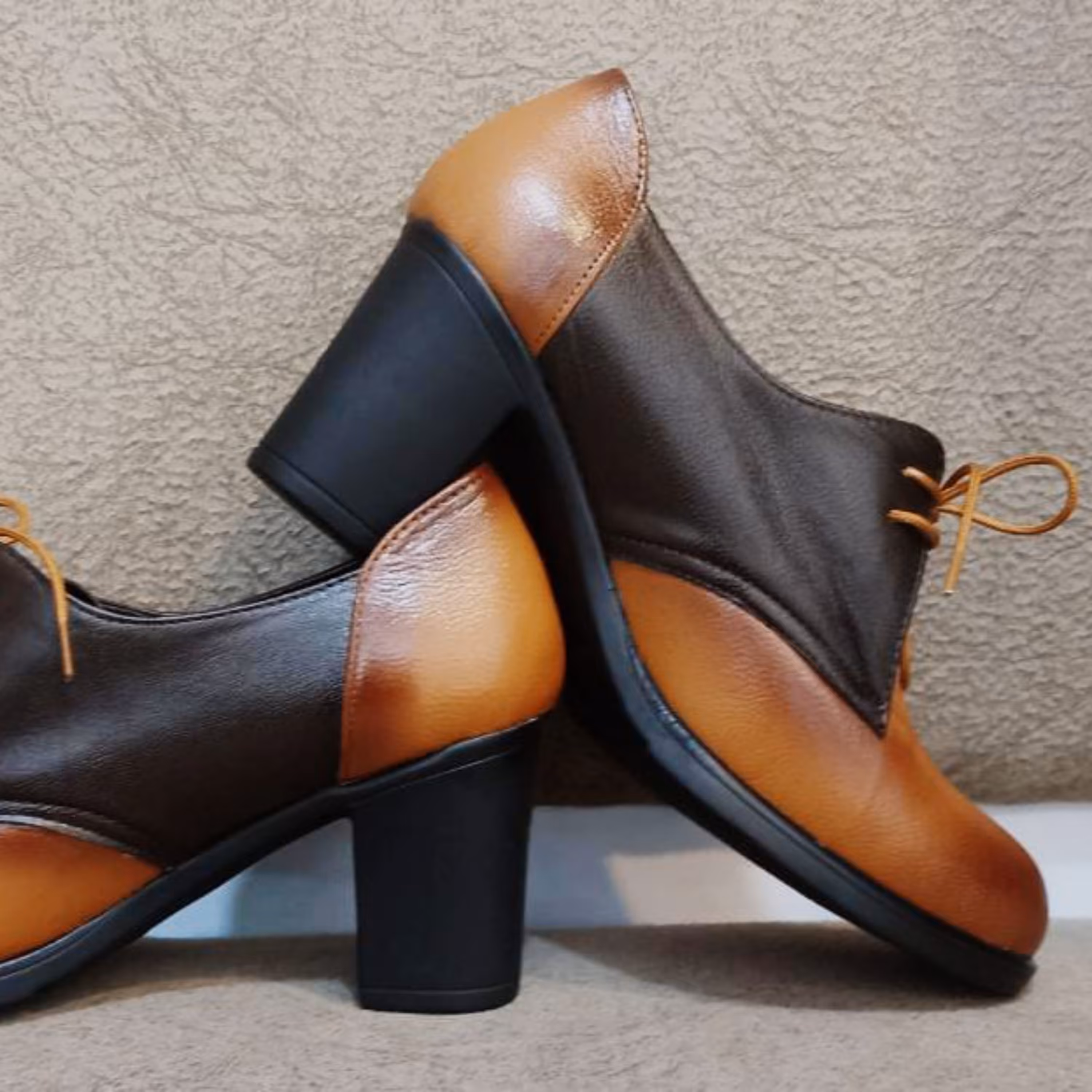 کفش زنانه چرم طبیعی پاشنه ای طرح بانو