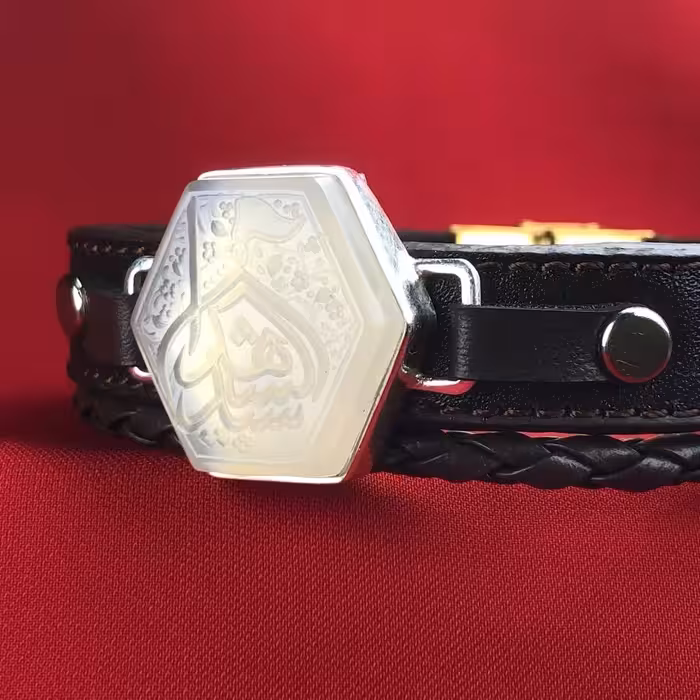 دستبنداسپرت عقیق نباتی شیش ضلعی نقش یاسیدالشهداچرم گاوی طبیعی مدل بافت دار