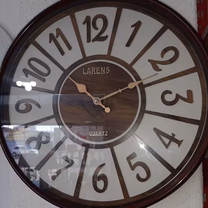 ساعت دیواری قاب رنگ قهوه‌ای  اندازه قطر 40 سانتی متر و ًضخامت 8 سانتی متر