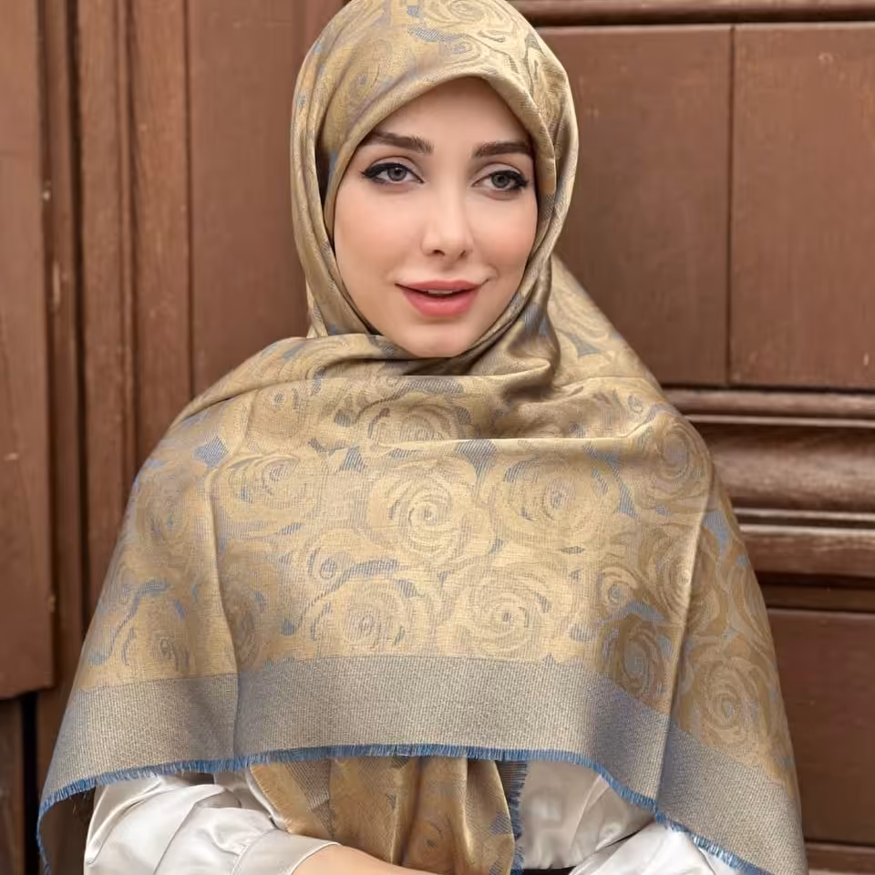 روسری نخ ابریشم ژاکارد دورو لمه دار وارداتی طرح گل رز رنگ طلایی (ارسال رایگان)