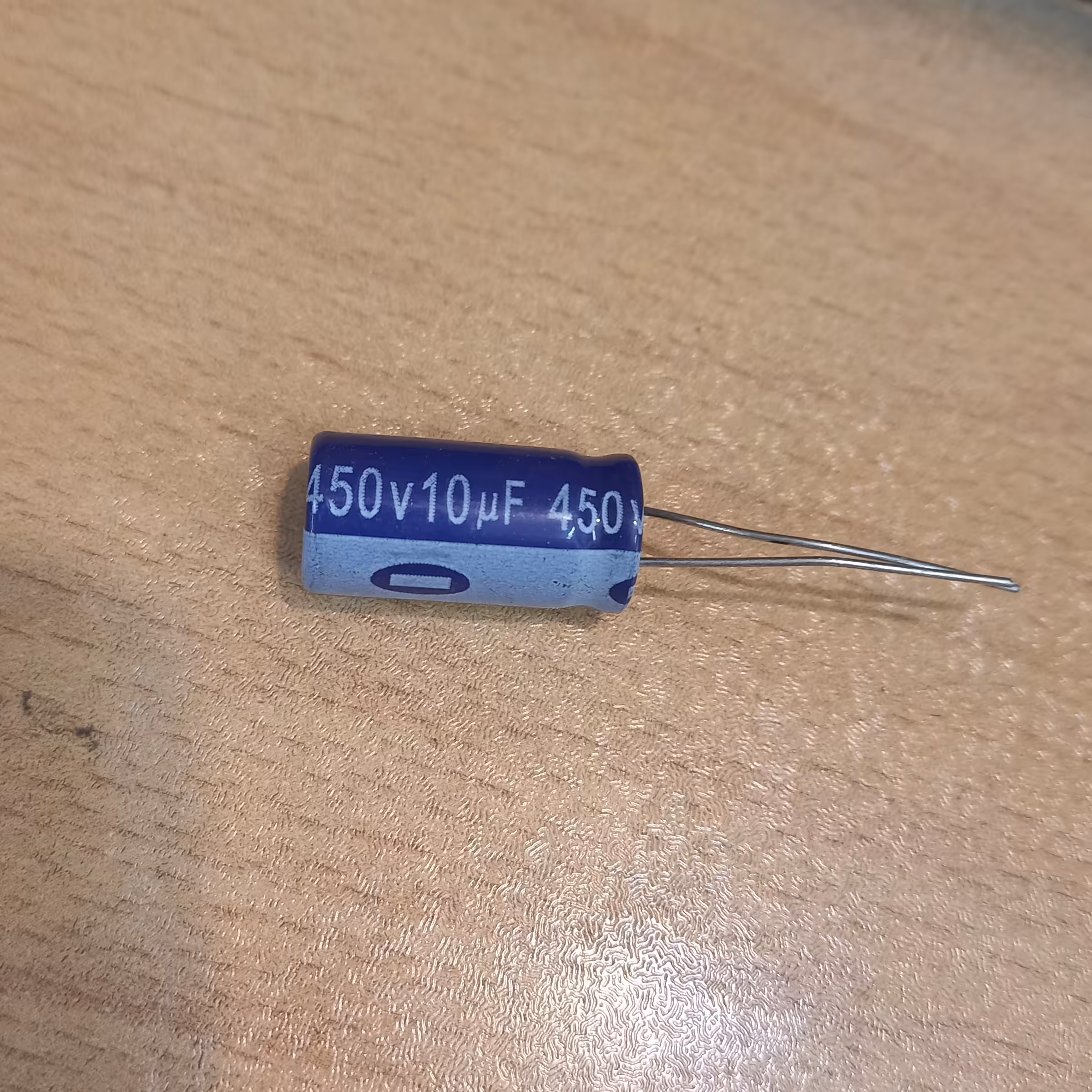 خازن الکترولیت 10 میکرو فاراد 450 ولت پک بسته 20 عددی کد محصول 37