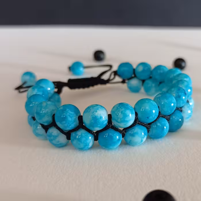 دستبند دو ردیفه شیک بند
دانه سفید با طرح آبی آبرنگی و نخ مشکی تک آویز