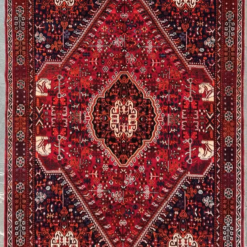 فرش دستباف شیراز طرح لچک و ترنج  رنگ زمینه سرمه ای 