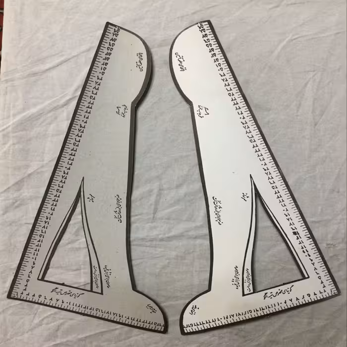 یک عدد گونیا(اشل) خیاطی 30 سانت و یک عدد 15 سانت مقوایی