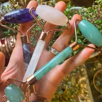 ماساژور رولر صورت از سنگ طبیعی آمیتیست و رز کوارتز .دستبند