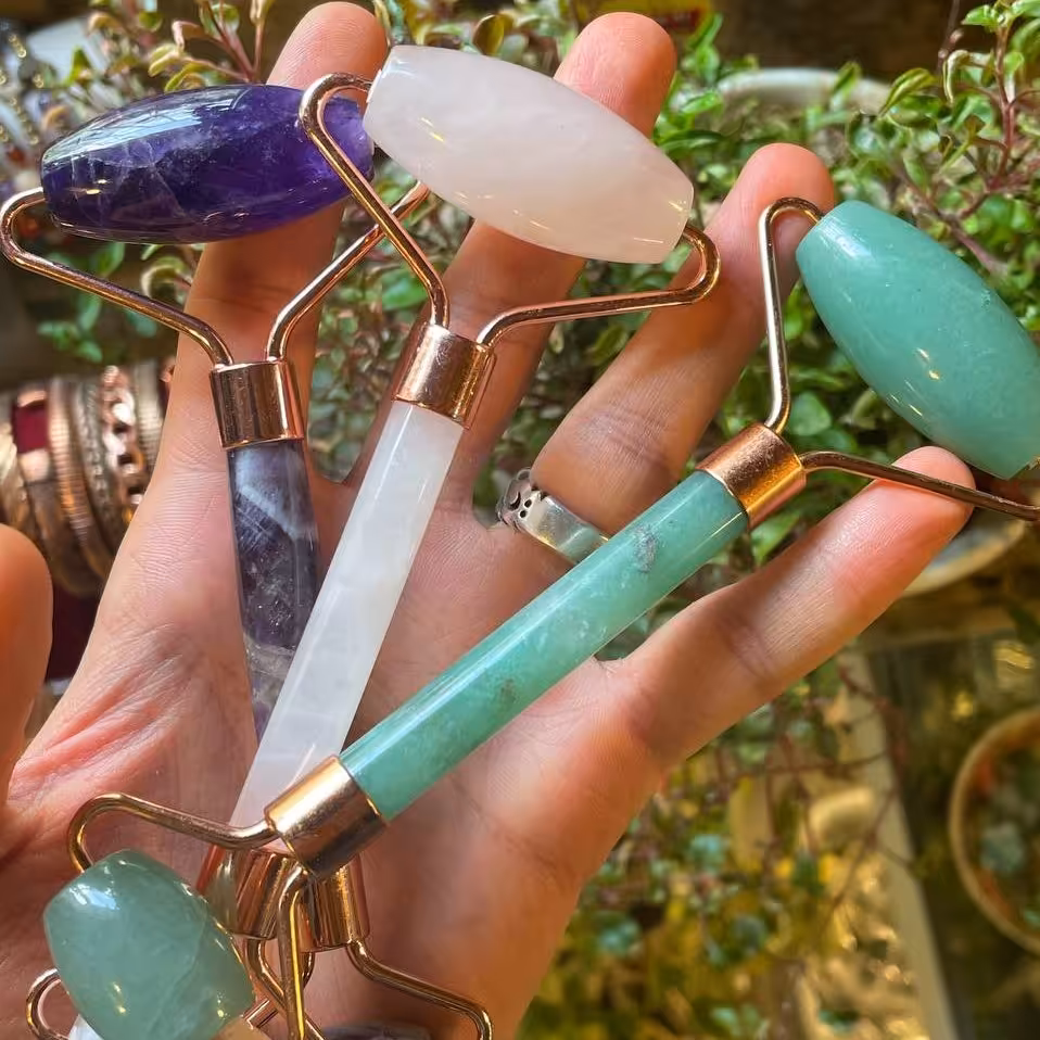 ماساژور رولر صورت از سنگ طبیعی آمیتیست و رز کوارتز .دستبند