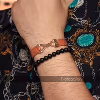 دستبند چرم طبیعی مردانه و زنانه با پلاک و قفل استیل رنگ عسلی