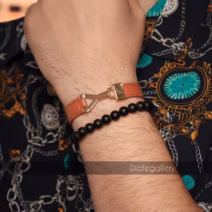 دستبند چرم طبیعی مردانه و زنانه با پلاک و قفل استیل رنگ عسلی