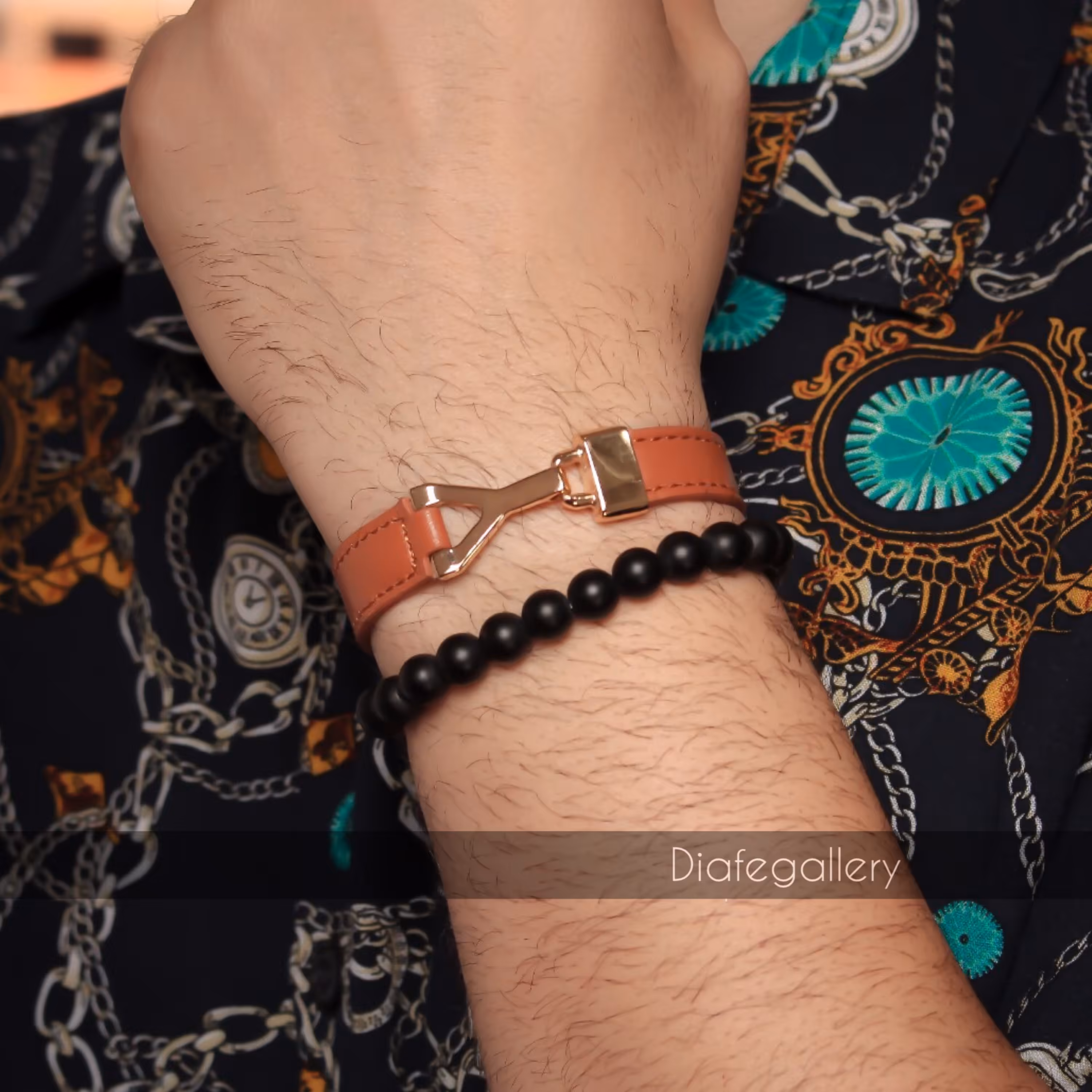 دستبند چرم طبیعی مردانه و زنانه با پلاک و قفل استیل رنگ عسلی