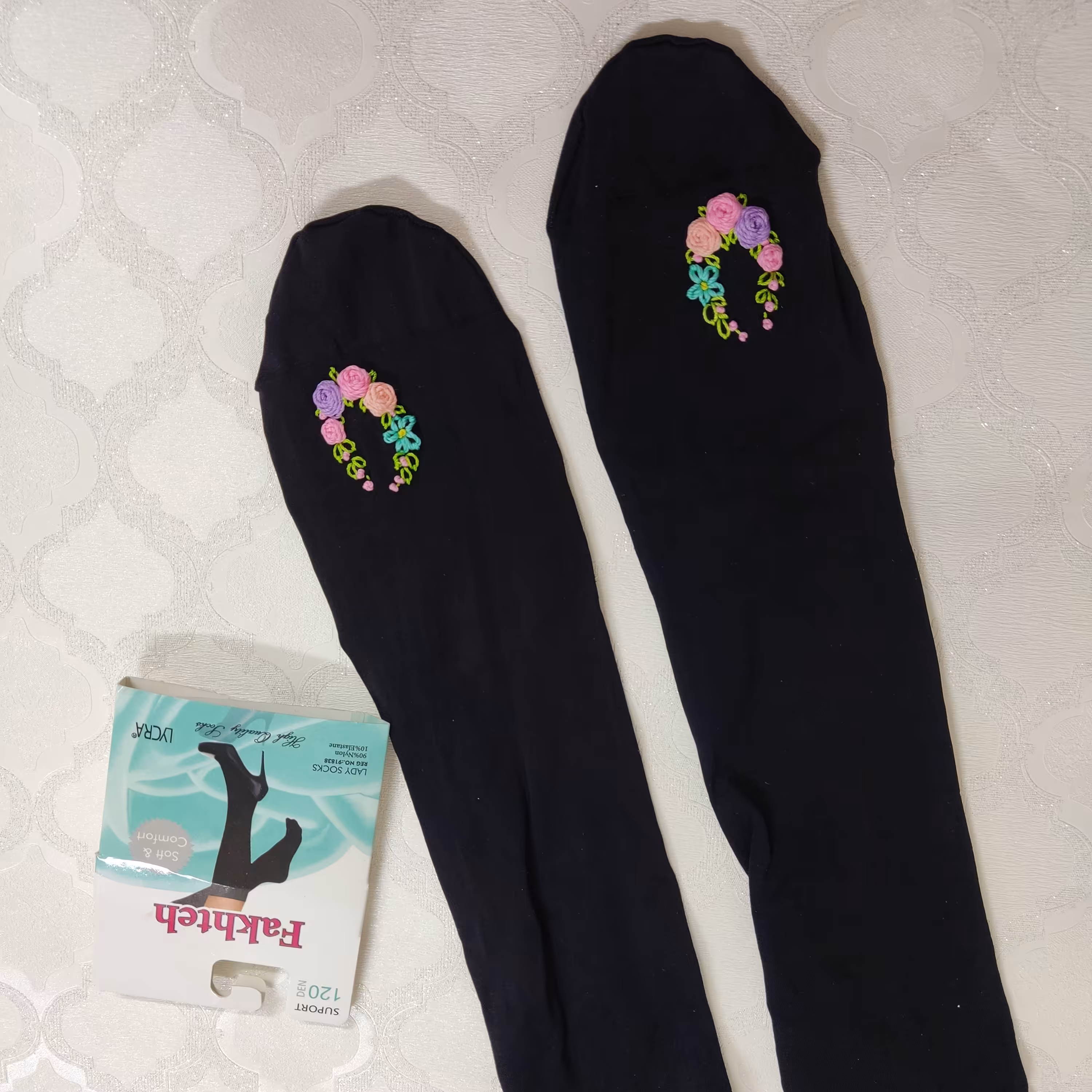 جوراب سه ربع ضخامت 120 گلدوزی شده طرح نعل 