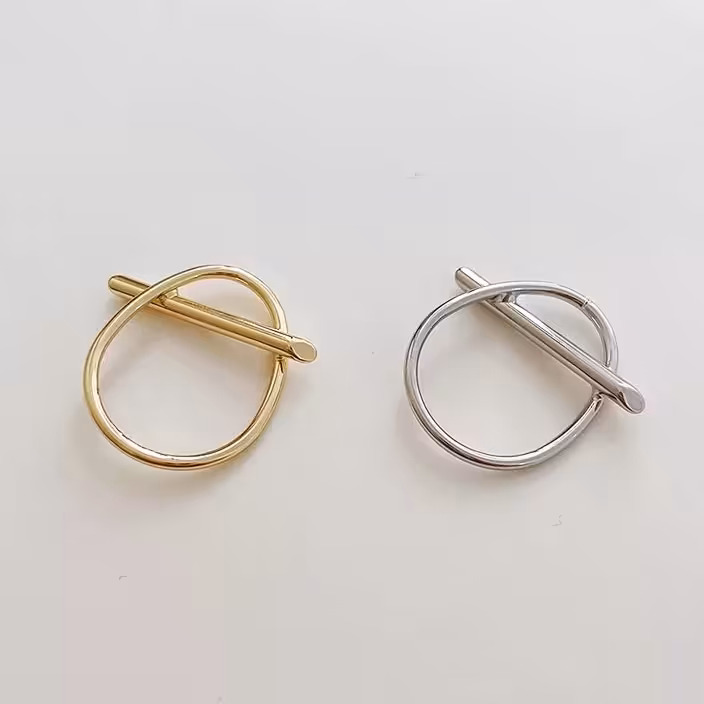 انگشتر زیبا و خاص با آبکاری طلا سیاه نمیشه و کیفیت بالایی داره