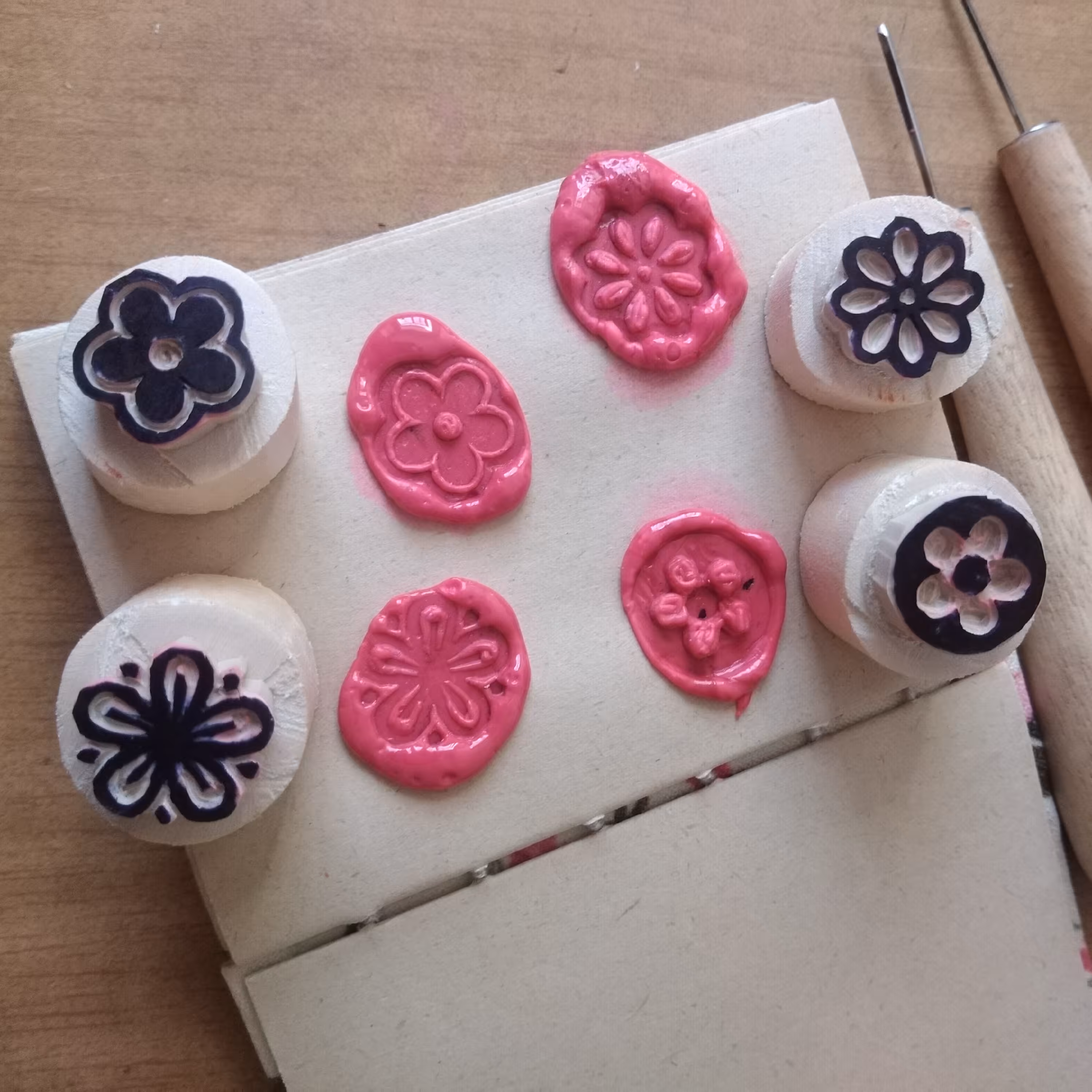 پک مهر موم دستساز طرح شکوفه هر پک دو مهر داره