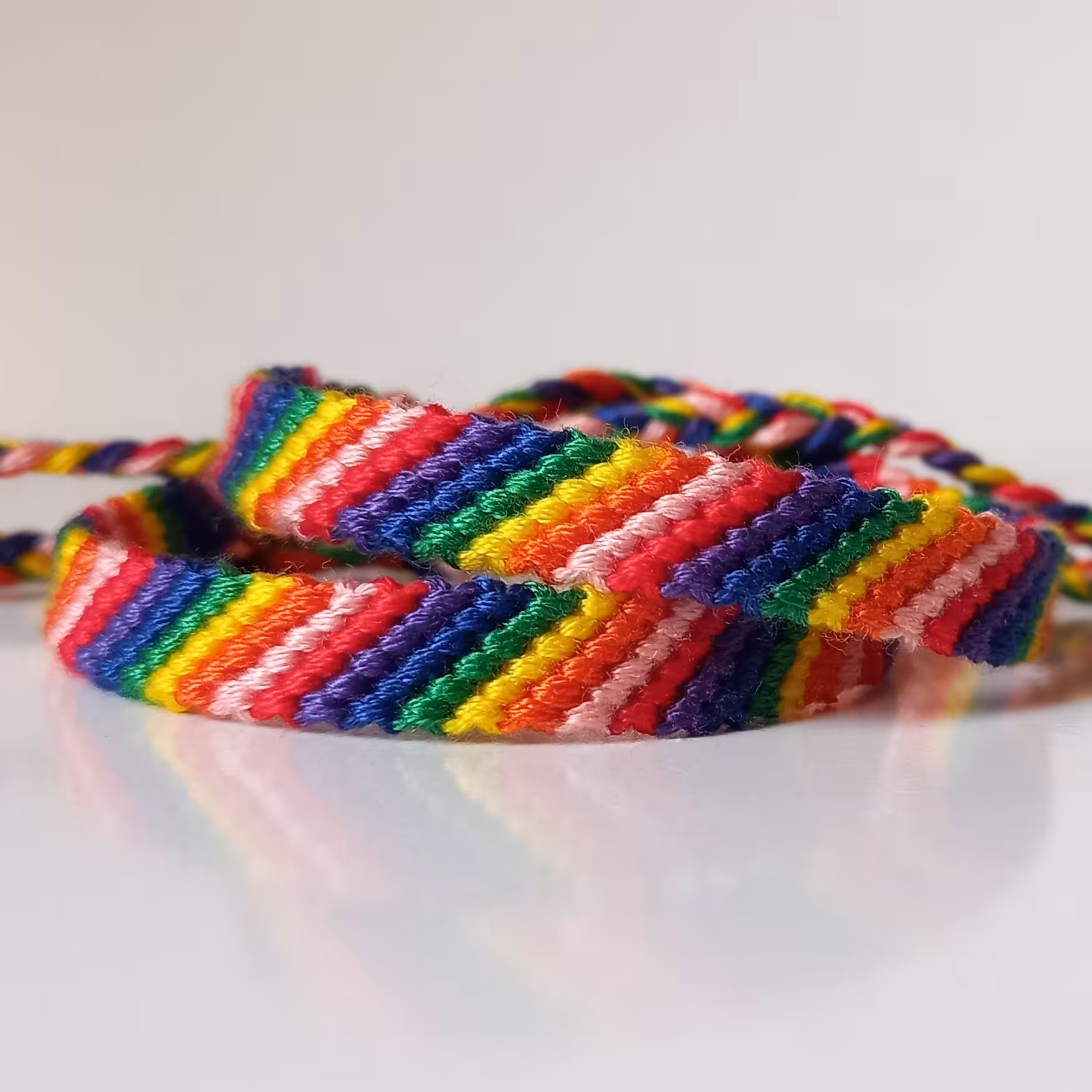 پک 20 عددی دستبند دوستی طرح مکس رنگین کمانی ( دستبند رنگین کمانی) (فروش عمده) محصول دستساز تیم گوزن آبی با ارسال رایگان