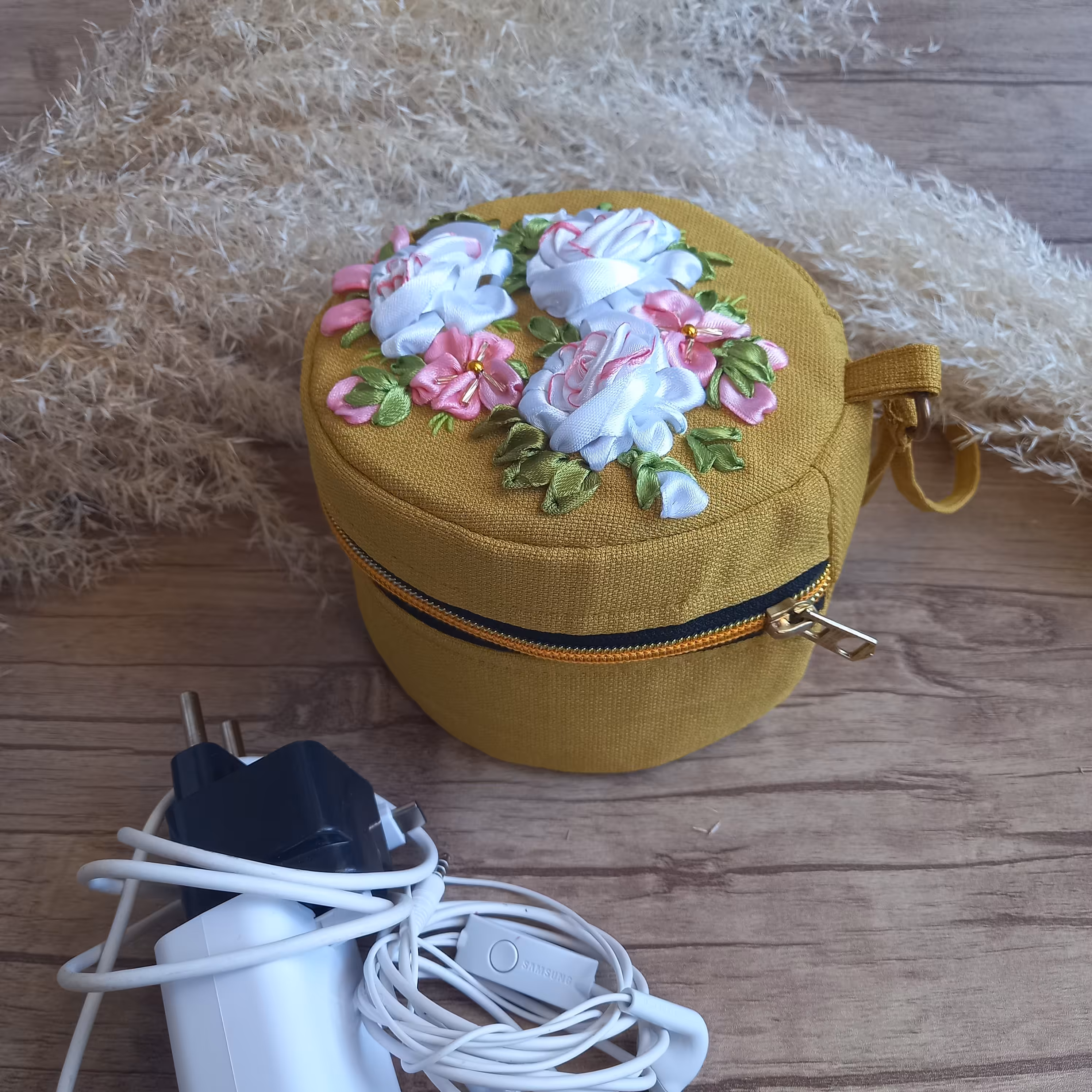 کیف هندزفری و شارژر موبایل جنس پارچه کتان کنفی اعلا آستری ترگال رنگ خردلی سایز بزرگ