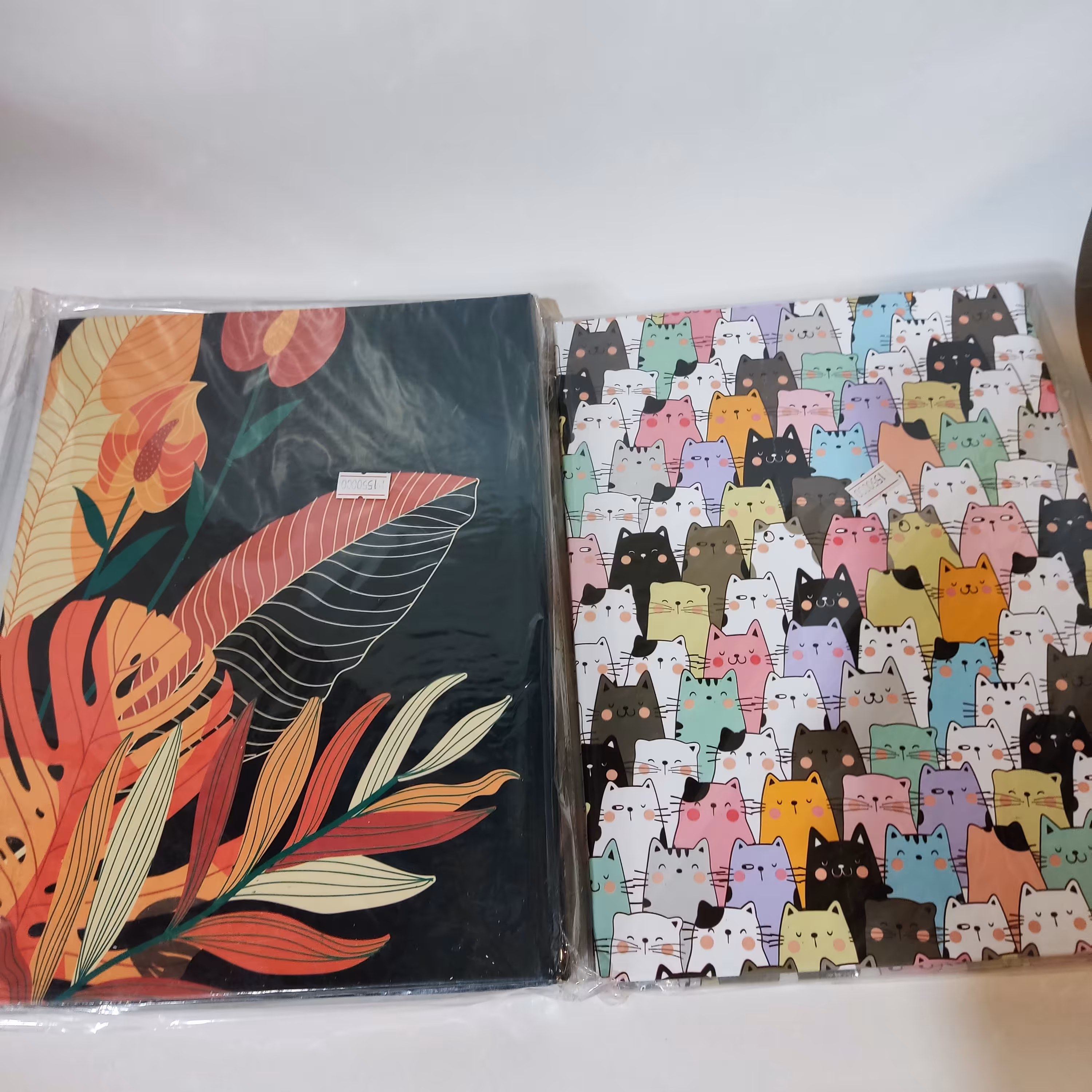 کلاسور 100 برگ جلد سخت قفل فلزی درجه یک باطرح های کلاسیک و کاغذ 80 گرم اعلاء