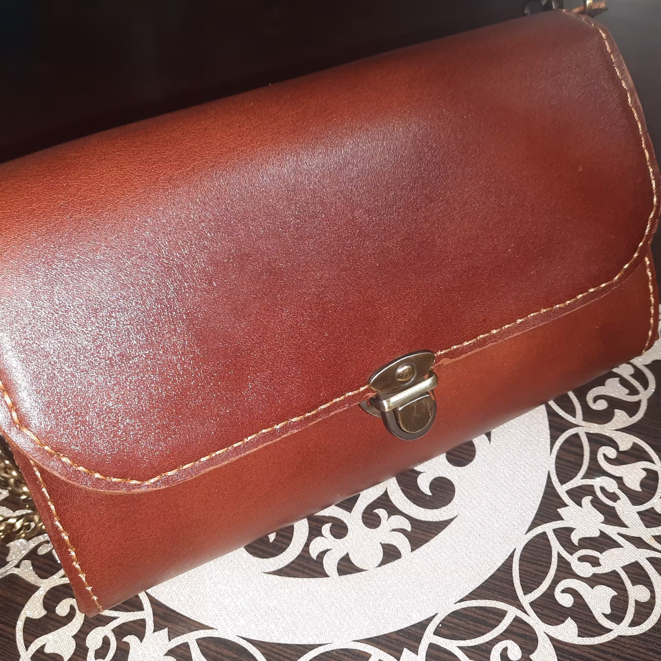 کیف دوشی زنانه چرم طبیعی گاوی دست دوز مدل بادبزنی 