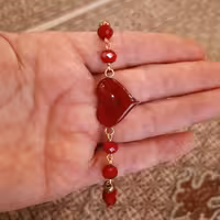 دستبند رزینی قلب با مهره های کریستالی و  مهره طلائی حدید وقاب برنجی  با و قفل و زنجیر رنگ ثابت قابل تنظیم با دست 