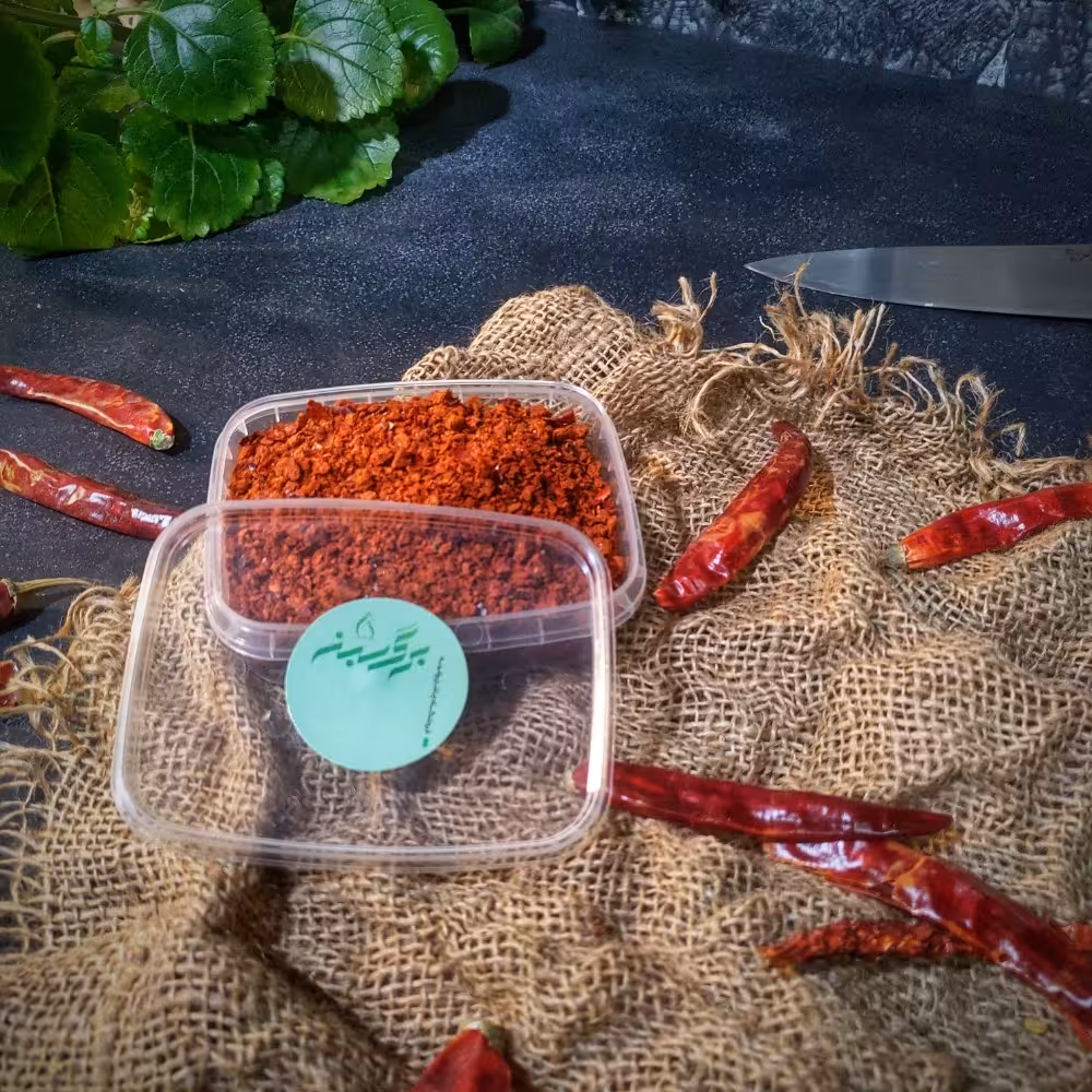 فلفل قرمز پولکی نسبتاتند در بسته بندی 75 گرمی غرفه ادویه و چاشنی برگ سبز