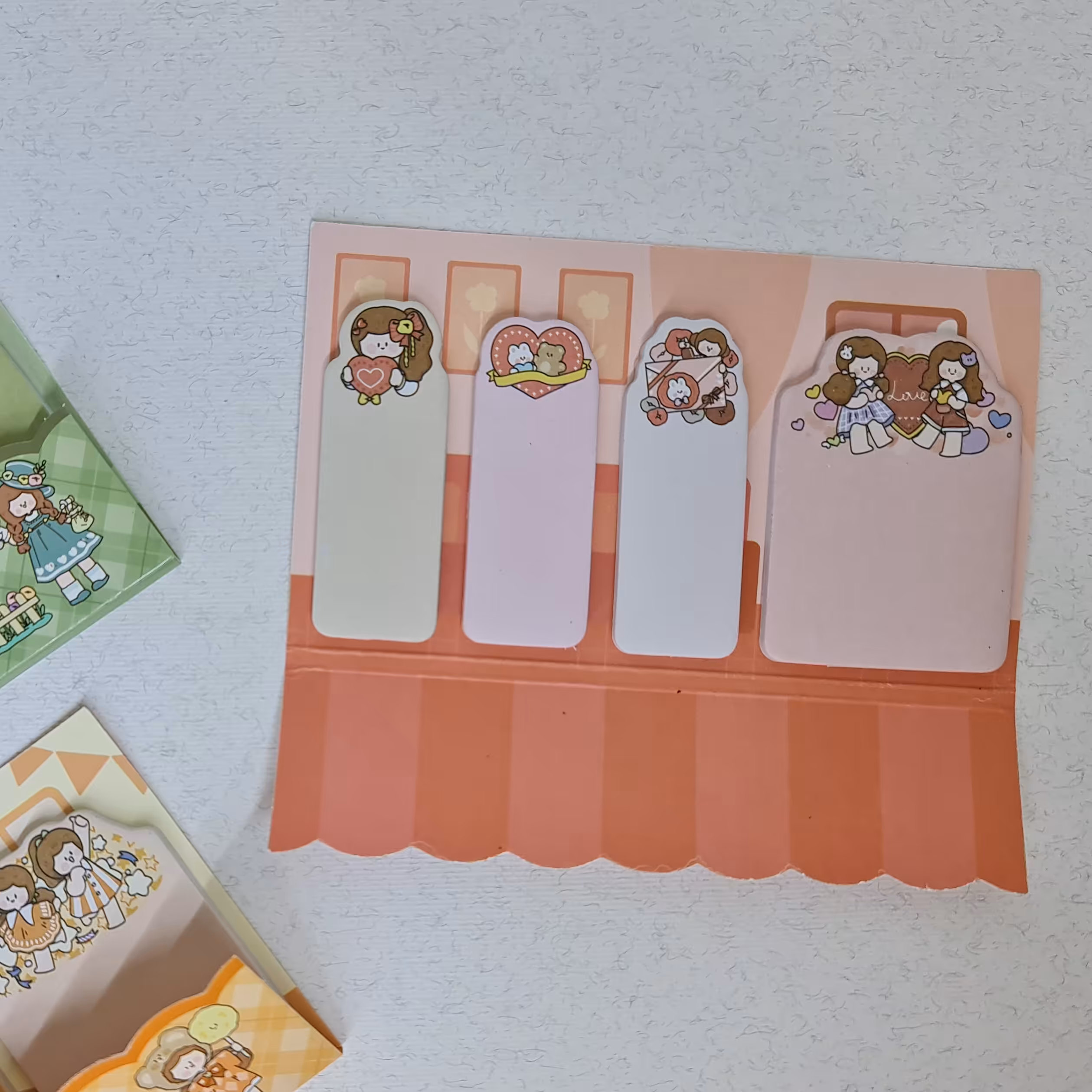 استیک نوت فانتزی. برگه یادداشت چسب دار. طرح دخترک. رنگ صورتی 