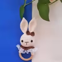 جغجغه خرگوش بافته شده با کاموا یارن آرت جینز ترک و ضد پرز و ضد حساسیت، حلقه چوبی از جنس چوب راش ، چشم ها واشردار 