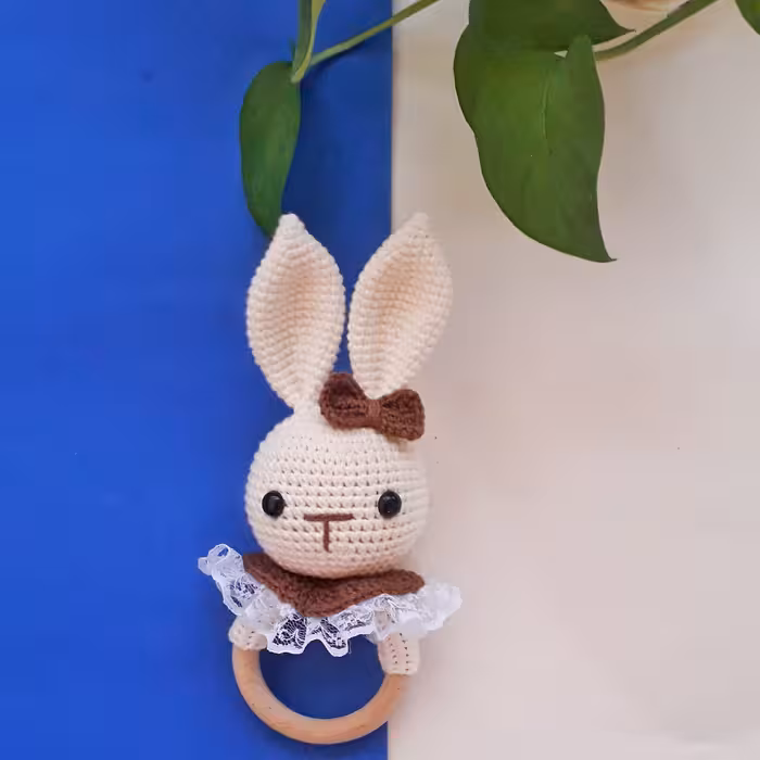 جغجغه خرگوش بافته شده با کاموا یارن آرت جینز ترک و ضد پرز و ضد حساسیت، حلقه چوبی از جنس چوب راش ، چشم ها واشردار 