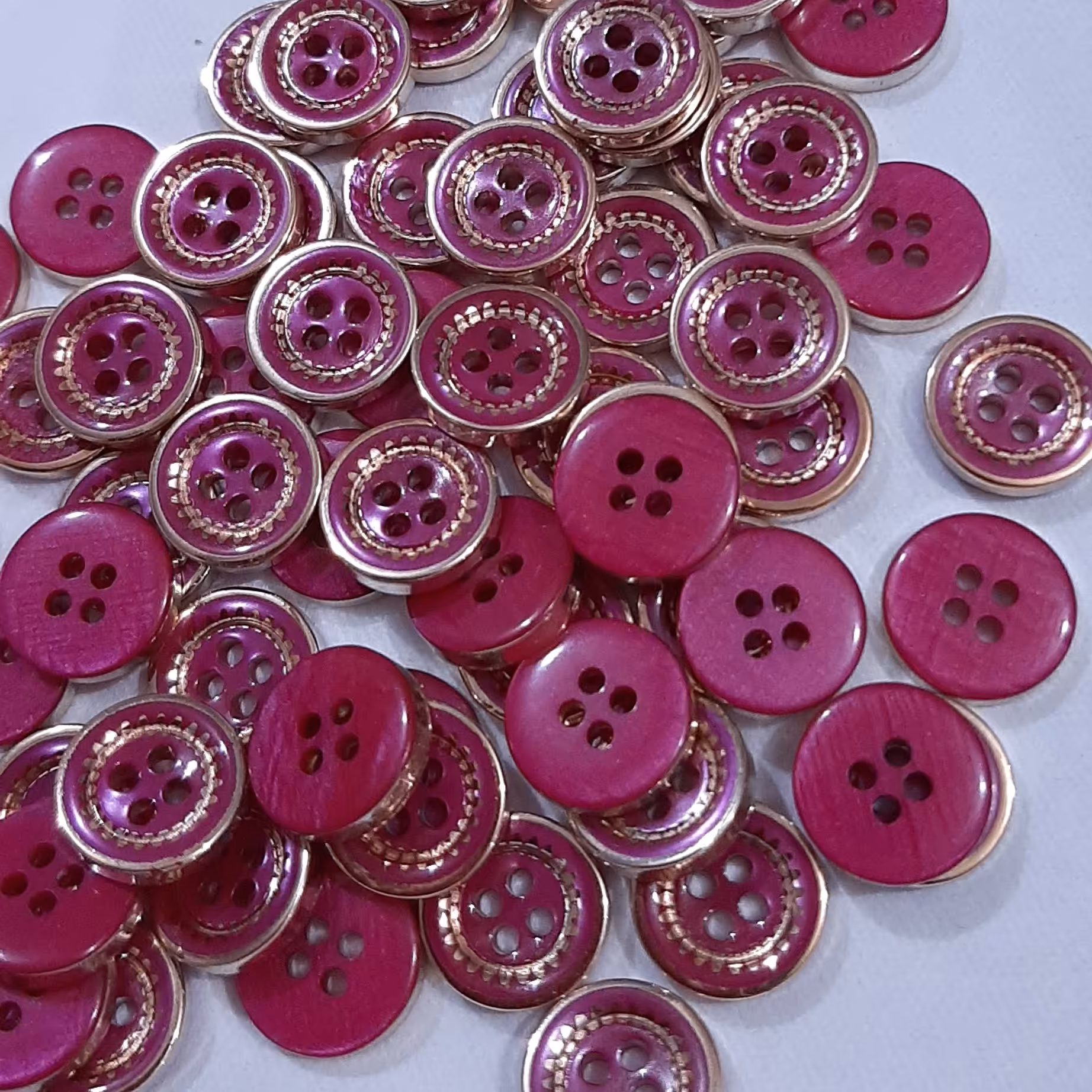 دکمه پیراهن مردانه و پسرانه . دور فلزی . 