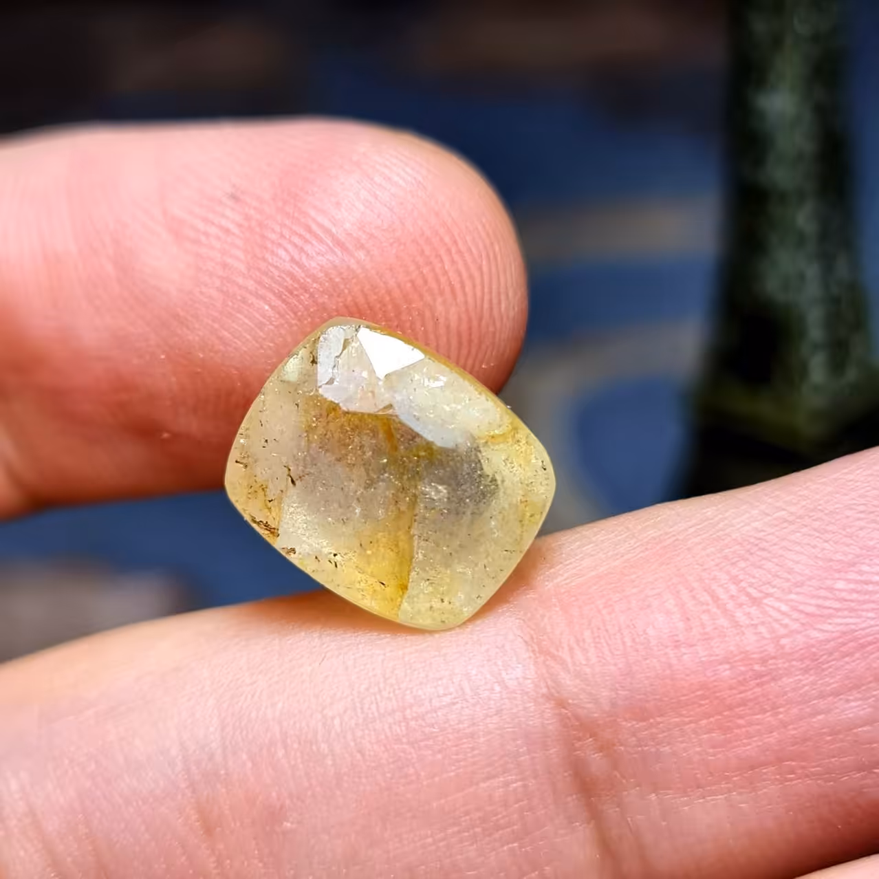  نگین فوق العاده زیبای سنگ طبیعی توپاز طلایی اصل معدنی با وزن 11قیراط 
کد 25213