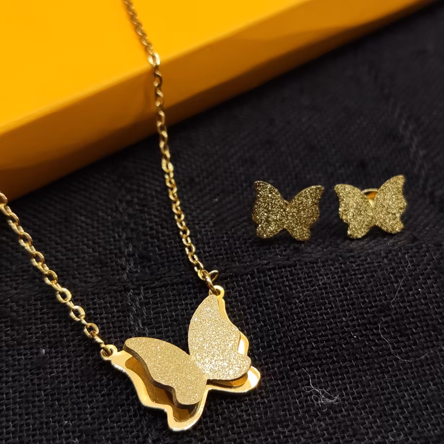 نیم ست پروانه سند پلاس ایتیل طلایی رنگ ثابت همراه با زنجیر استیل
