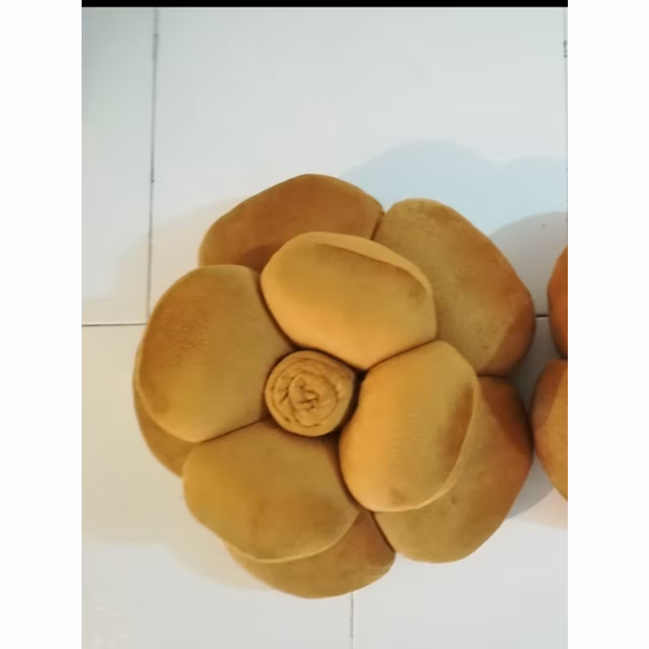 کوسن طرح گل رنگ عسلی