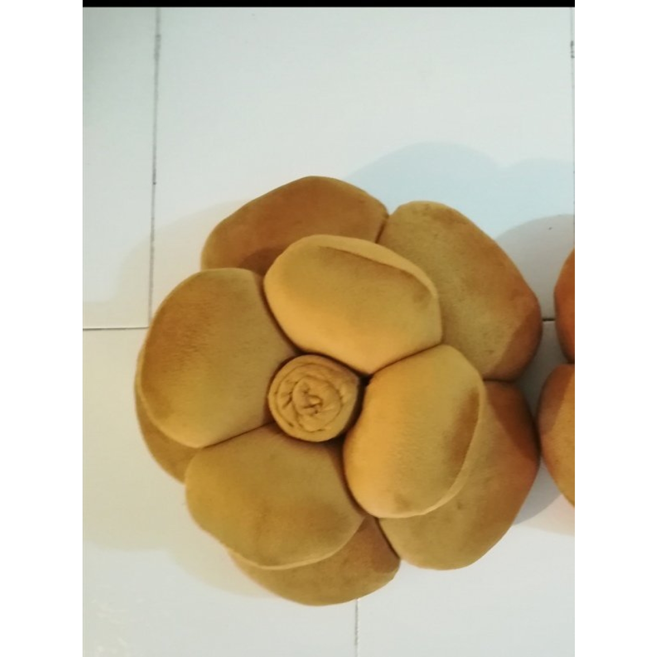 کوسن طرح گل رنگ عسلی