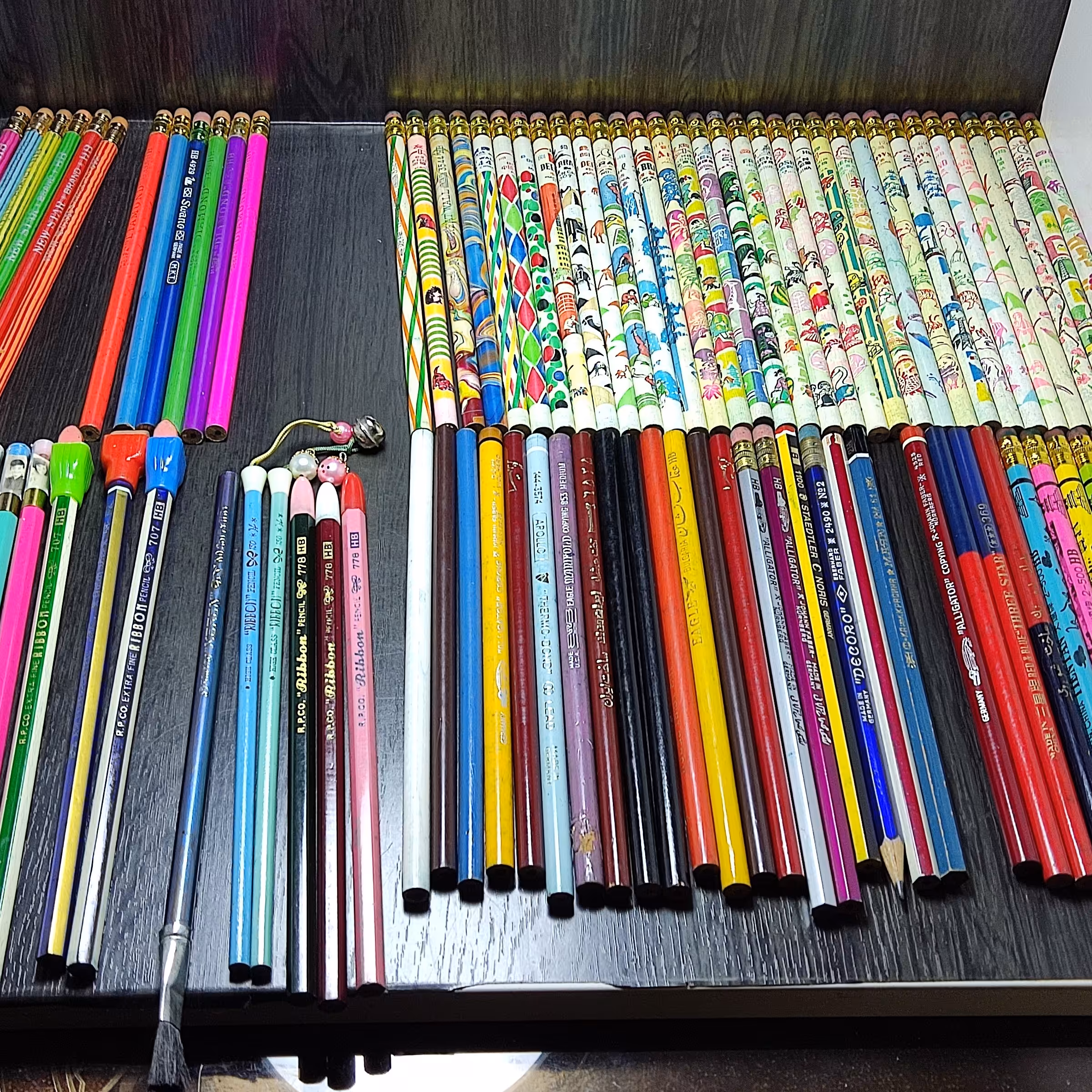 مجموعه کامل از مداد های قدیمی خام و تراش نخورده به تعداد حدودا 90 عدد ،یه مجموعه آنتیک و ارزشمند 