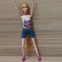 لباس عروسک باربی شامل شلوارک جین و نیمتنه عروسکی و کفش اسپورت