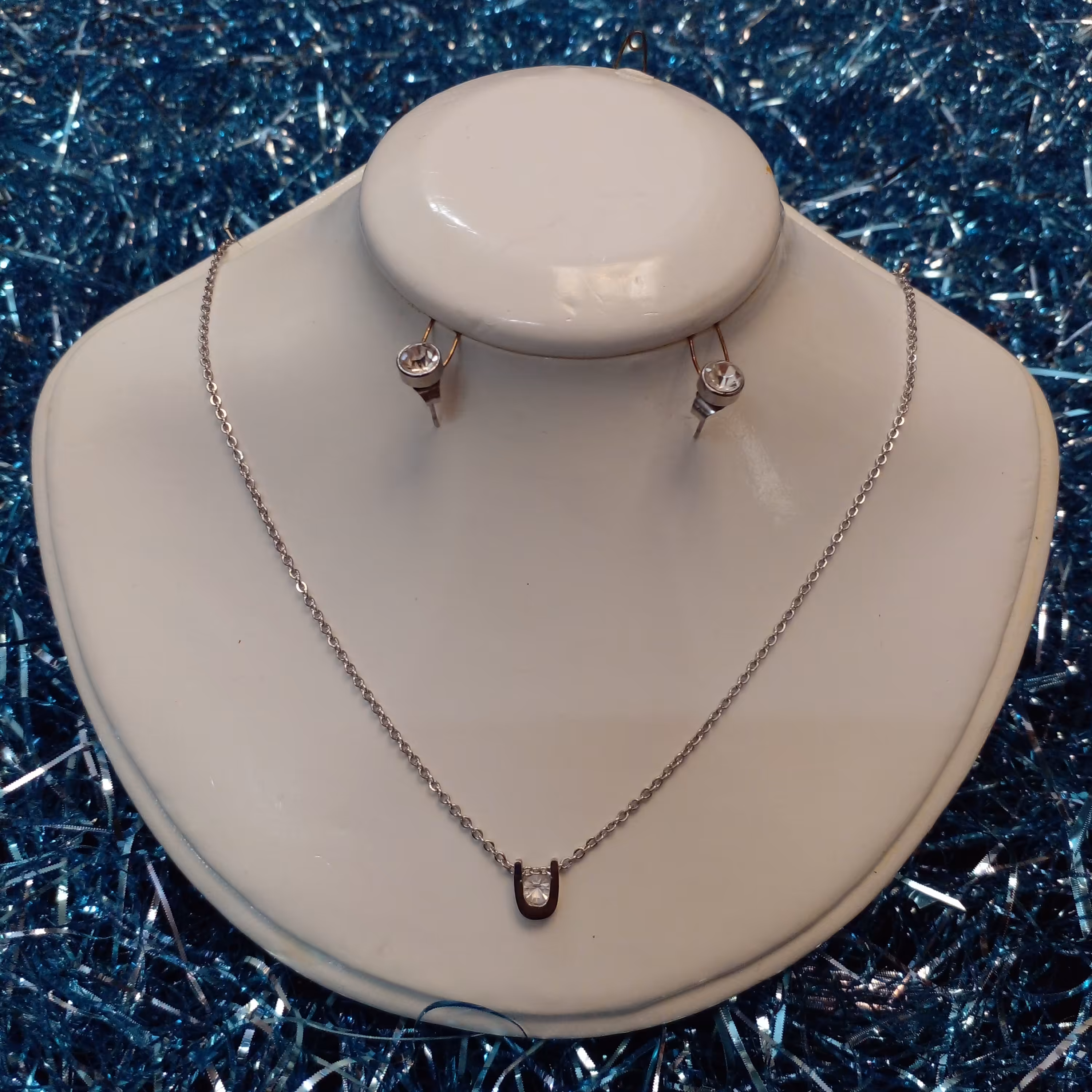 نیم ست گردنبند و گوشواره نگین دار رنگ نقره ای (بدلیجات مجلسی) با زنجیر 