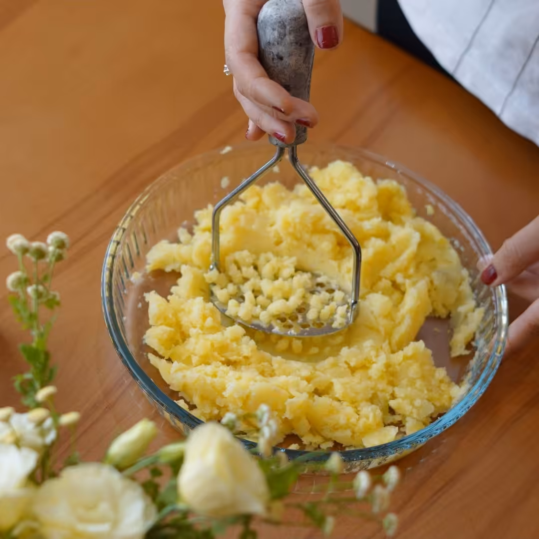 پوره کن سیب زمینی استیل دسته سنگ گرانیت  نشکن ضد میکروب با قدرت پوره کنی عالی و قابلیت شستشوی آسان و سریع. دارای جعبه تک