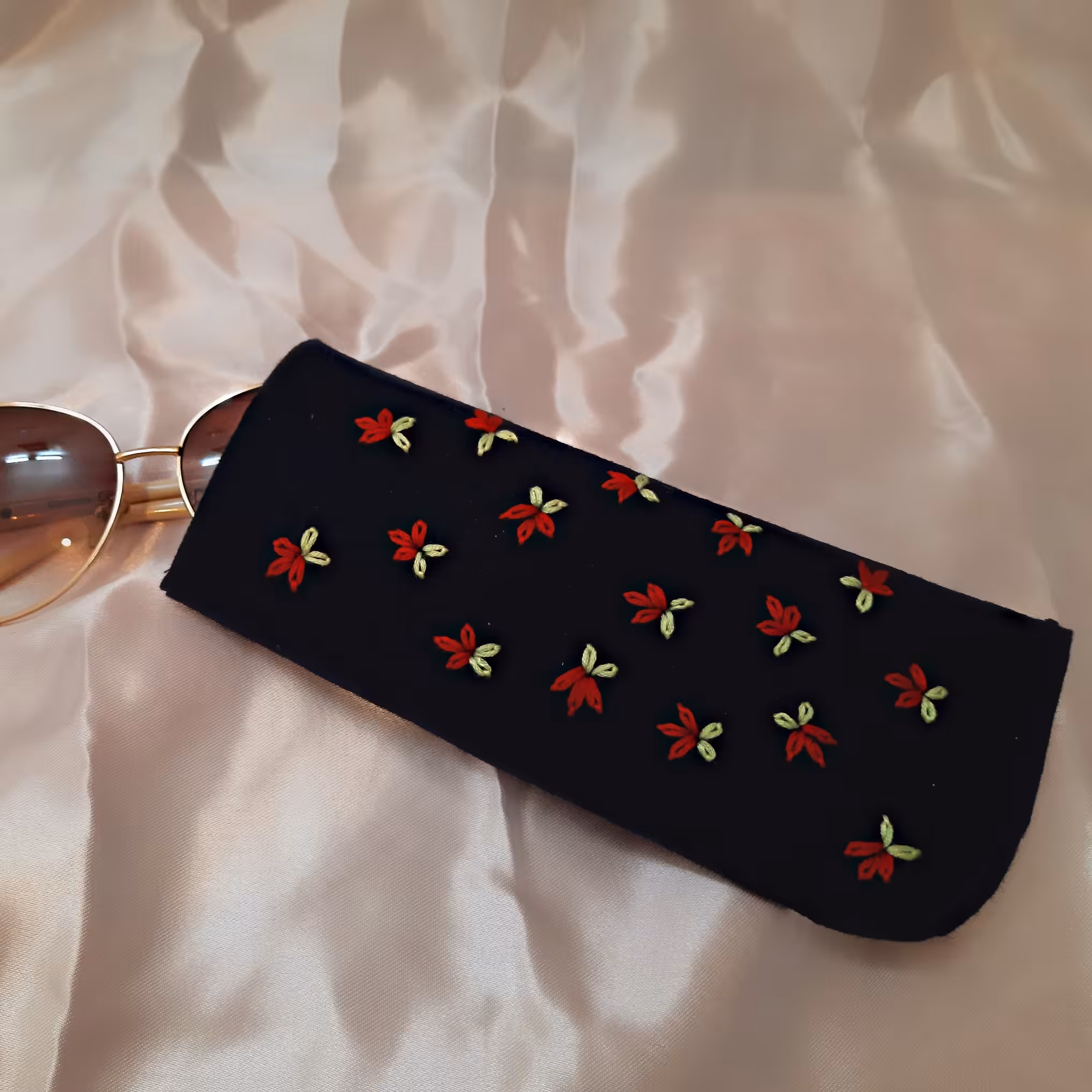 جا عینکی نمدی گلدوزی شده طرح  گل پر