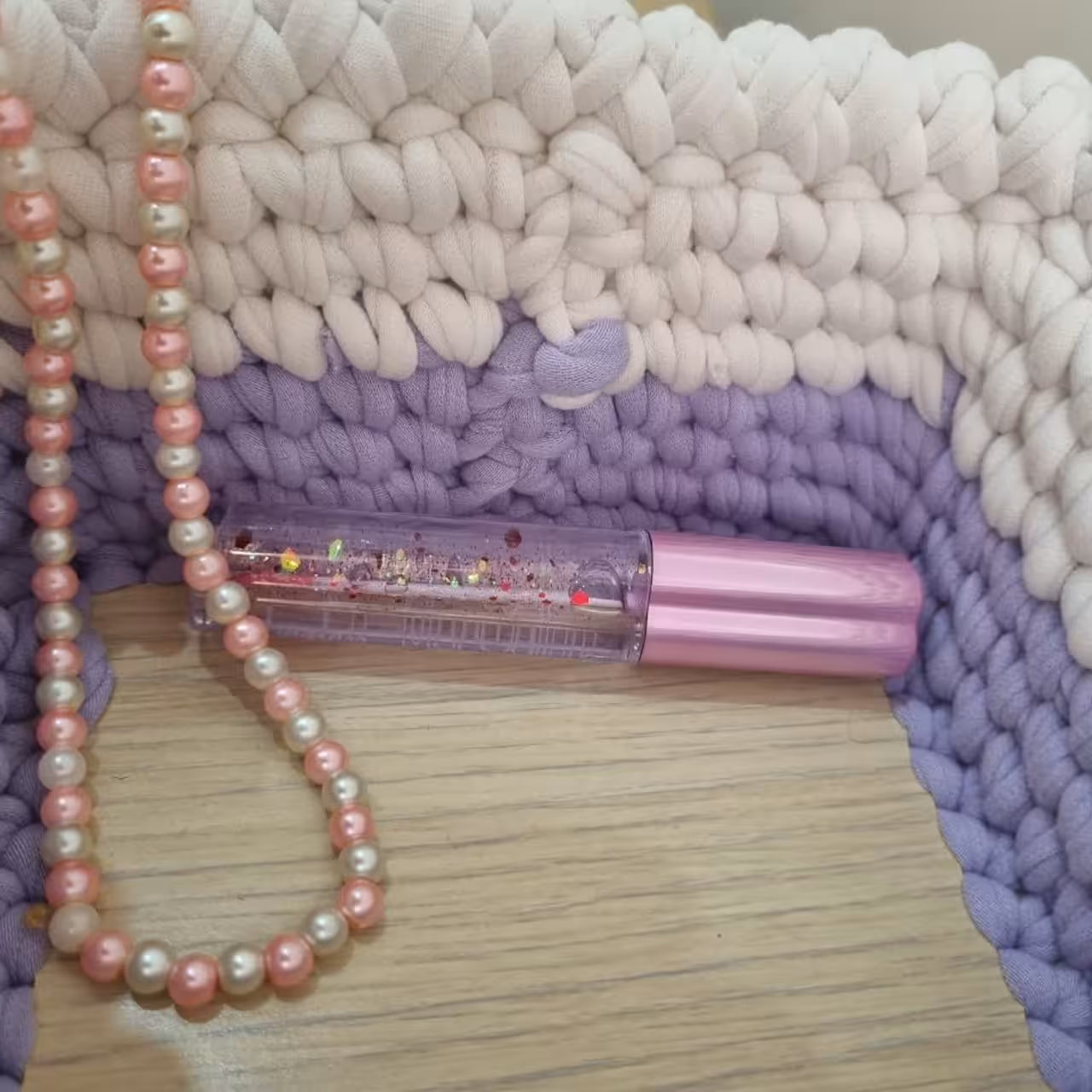 سبد تریکو مربع با رنگ سفید بنفش مناسب جای ادکلن لوازم آرایشی....