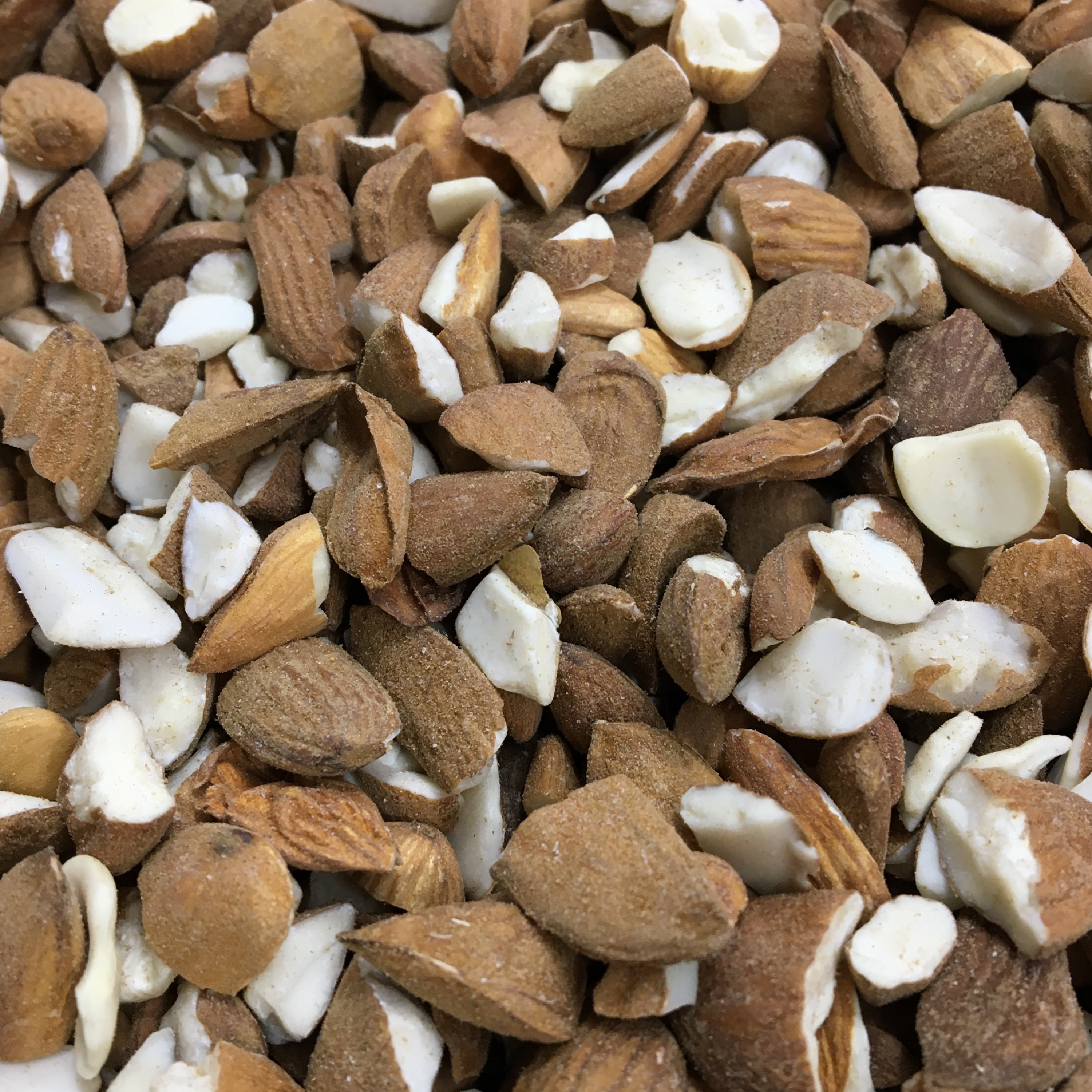 مغز بادام شکسته ریز 500گرم (مخصوص ارد بادام و روغن گیری معجون)