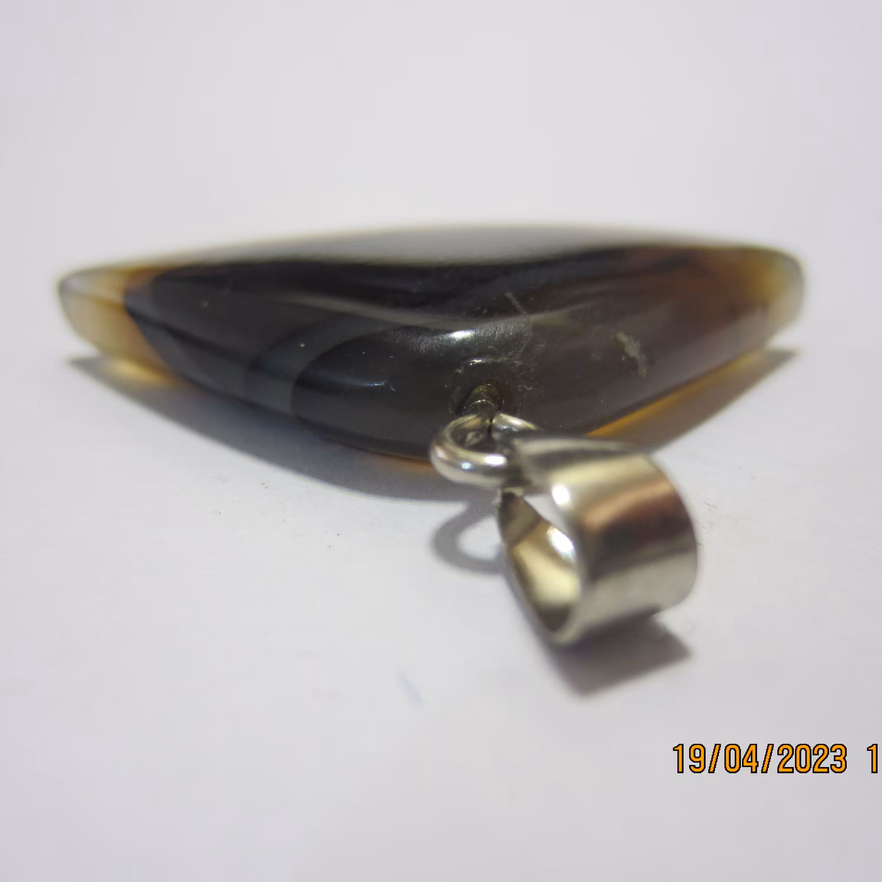 عقیق زیبای فانتری     با طرحی شبیه به چشم     با وزن 10 گرم        کد 1105