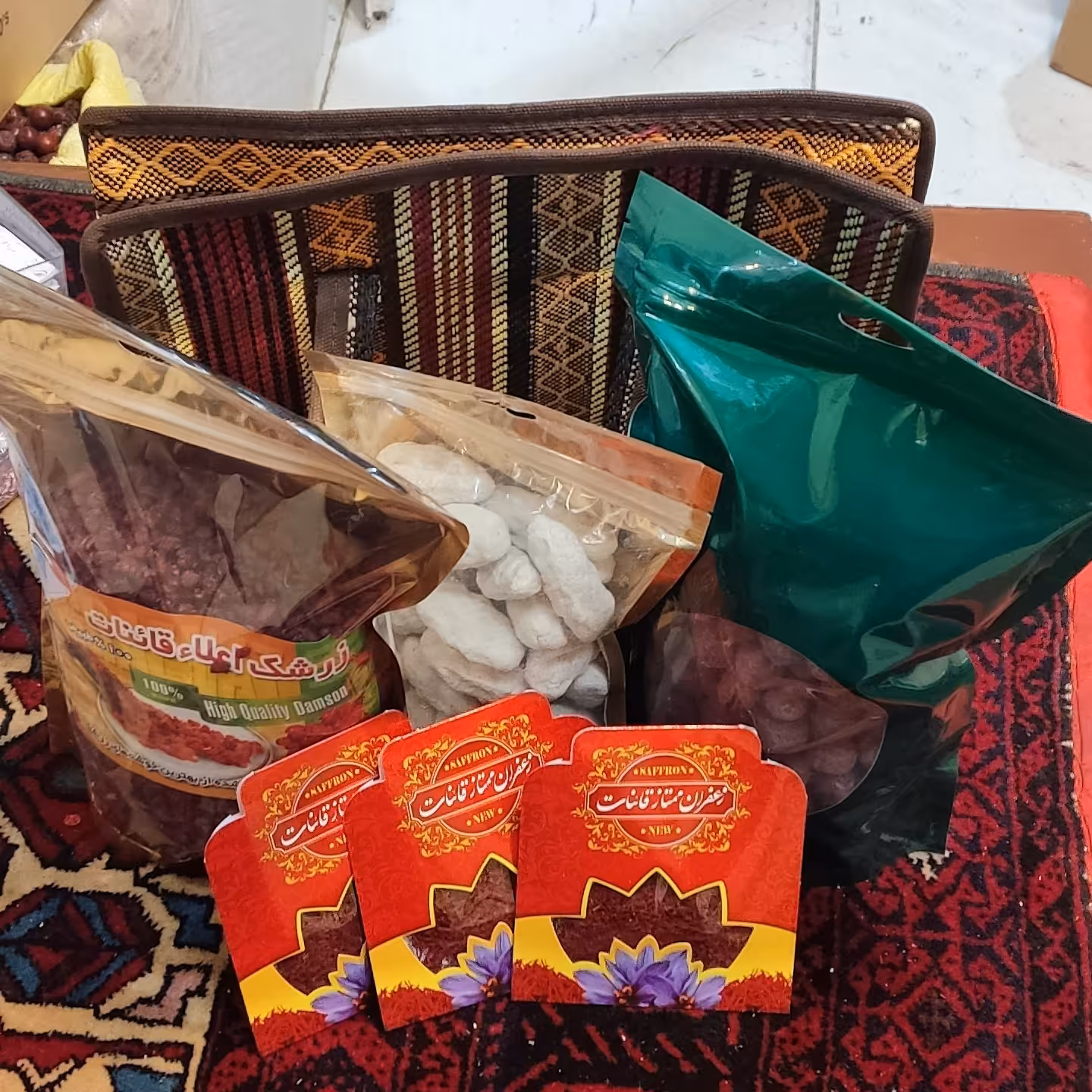 پک هدیه 3 مثقال زعفران سرگل قاین ونیم کیلو زرشک اعلا و نیم کیلو عناب درجه یک و نیم کیلو قروت تازه  برای بهترین ها