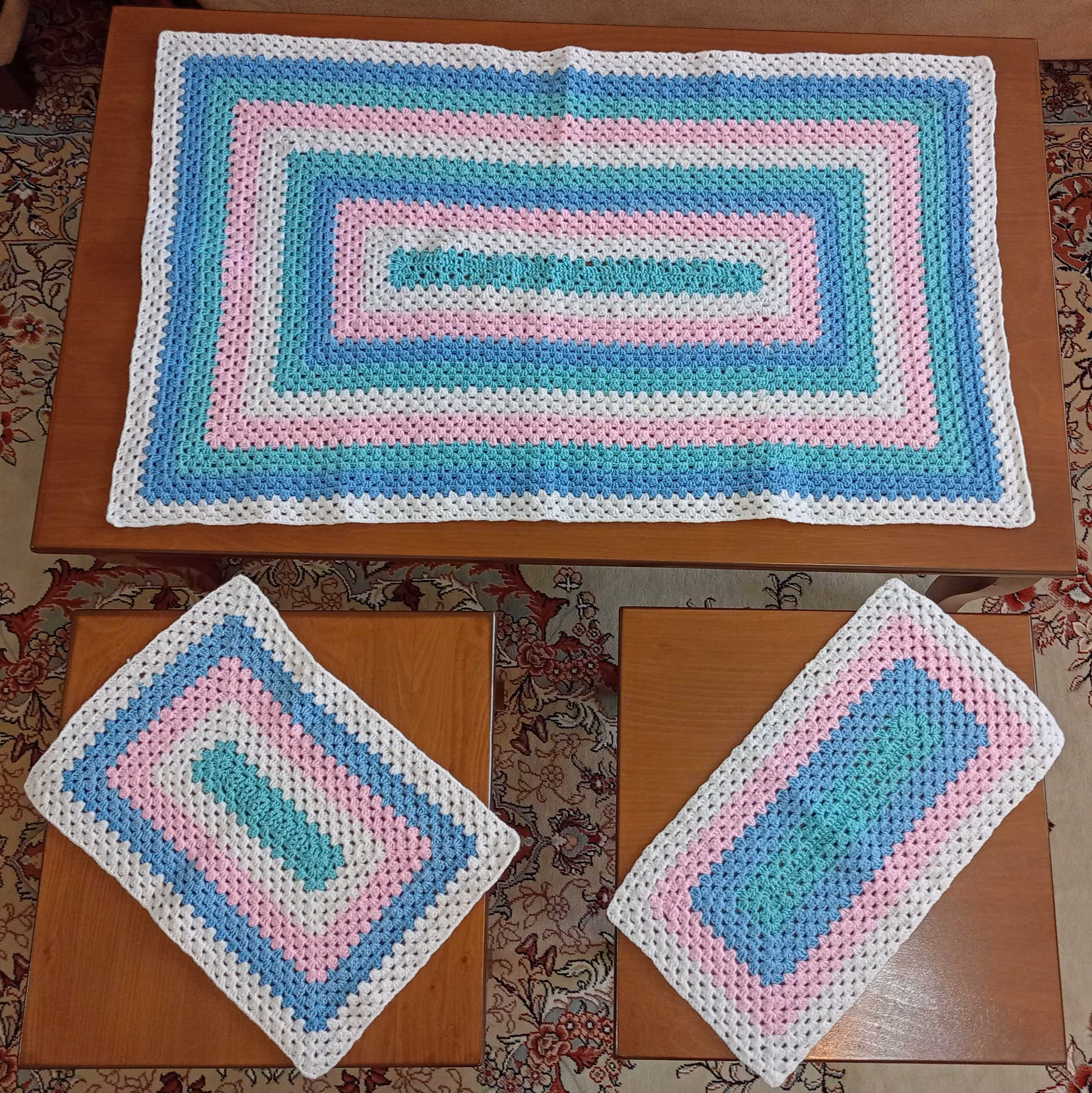 رومیزی قلاب بافی سه تکه مستطیلی (در سه اندازۀ مختلف)