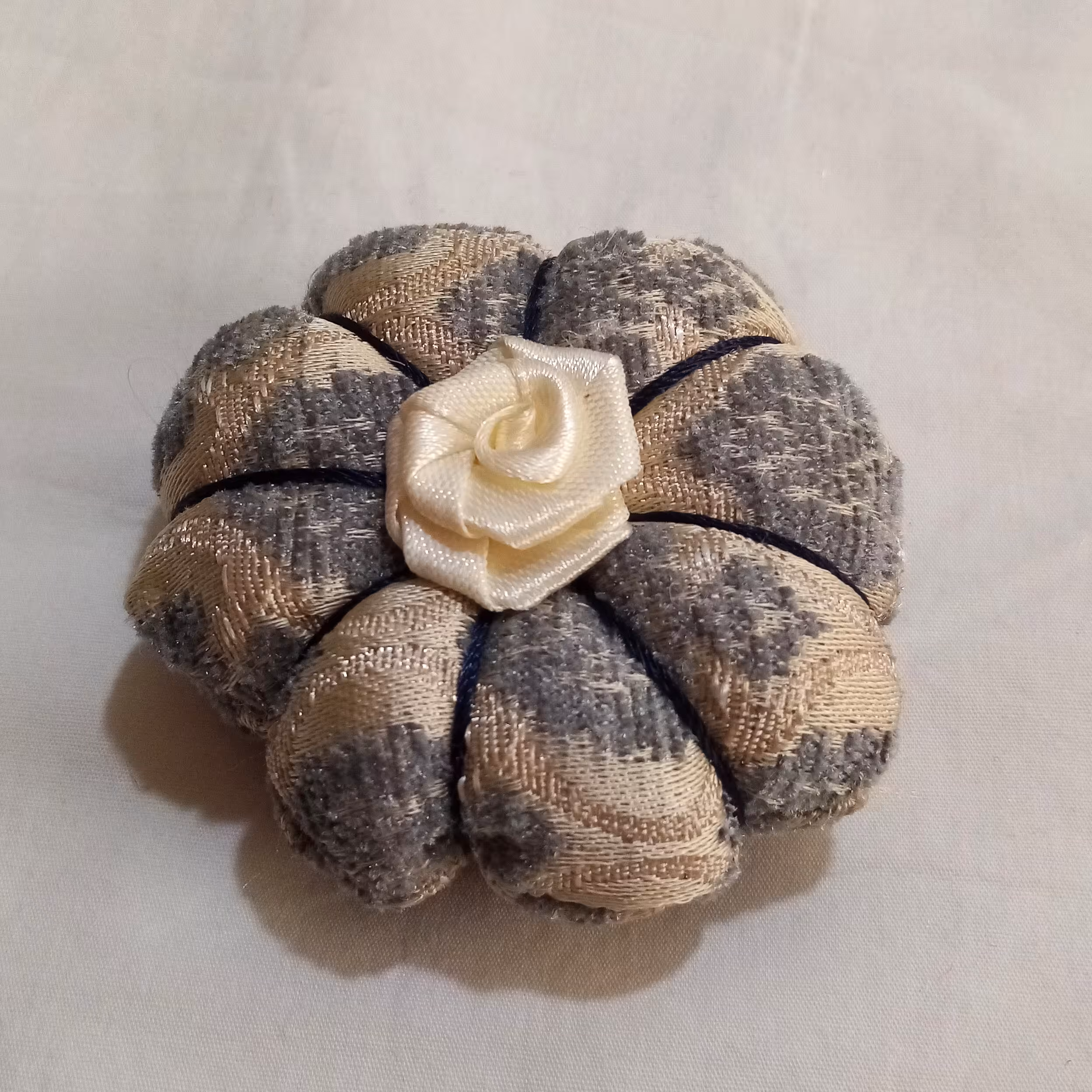 جاسوزنی آهنربایی طرح گل کرمی ،طوسی