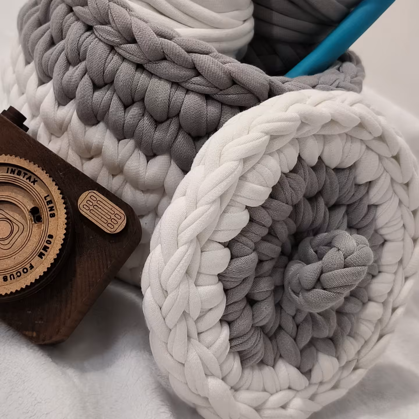 سبد دایره تریکو  رنگ خاص طوسی سفید همراه درب