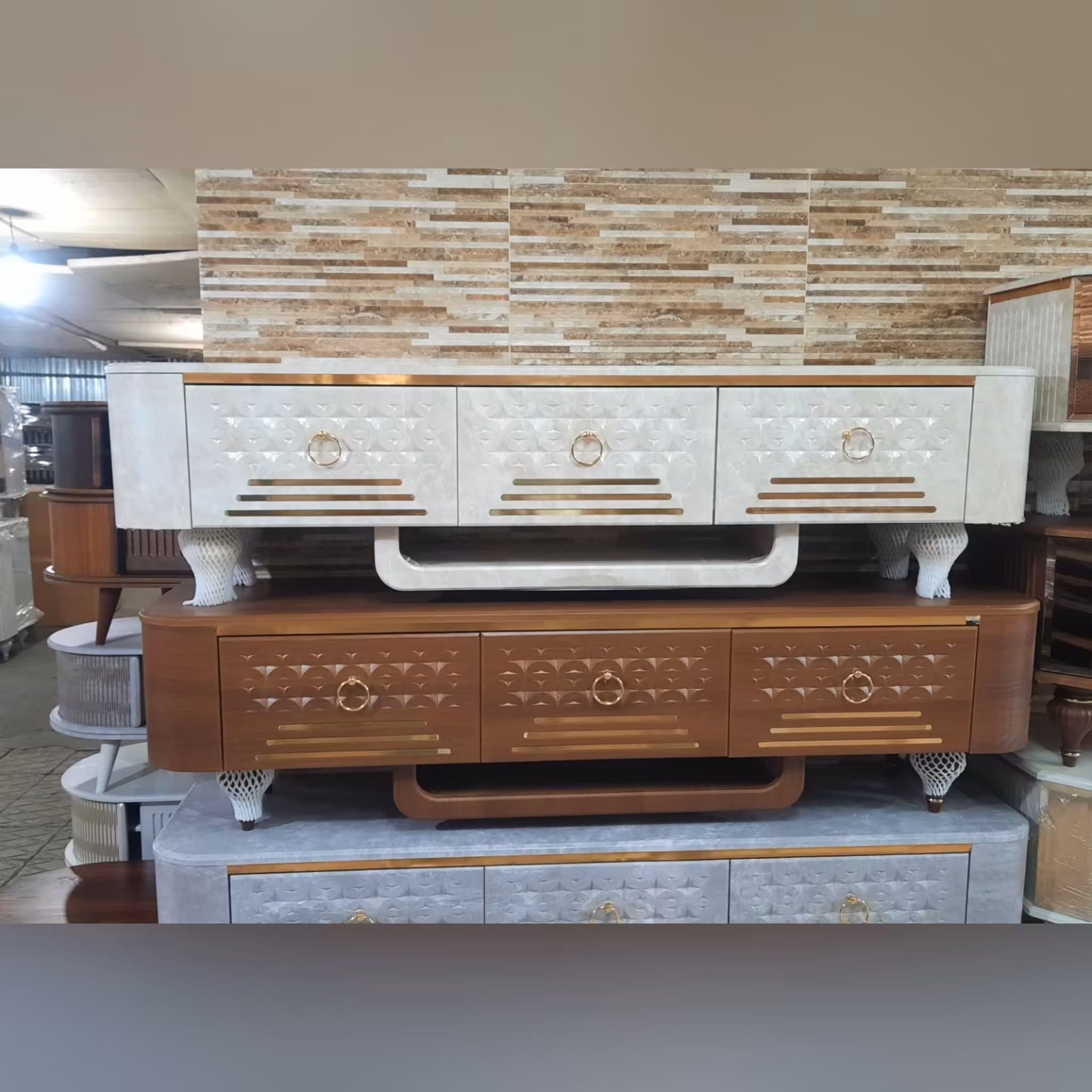 میز تلویزیون سه کشو پایه پلاستیکی تمام mdf در سه رنگ زیبا بتنی ، قهوه ای و سفید کد 130