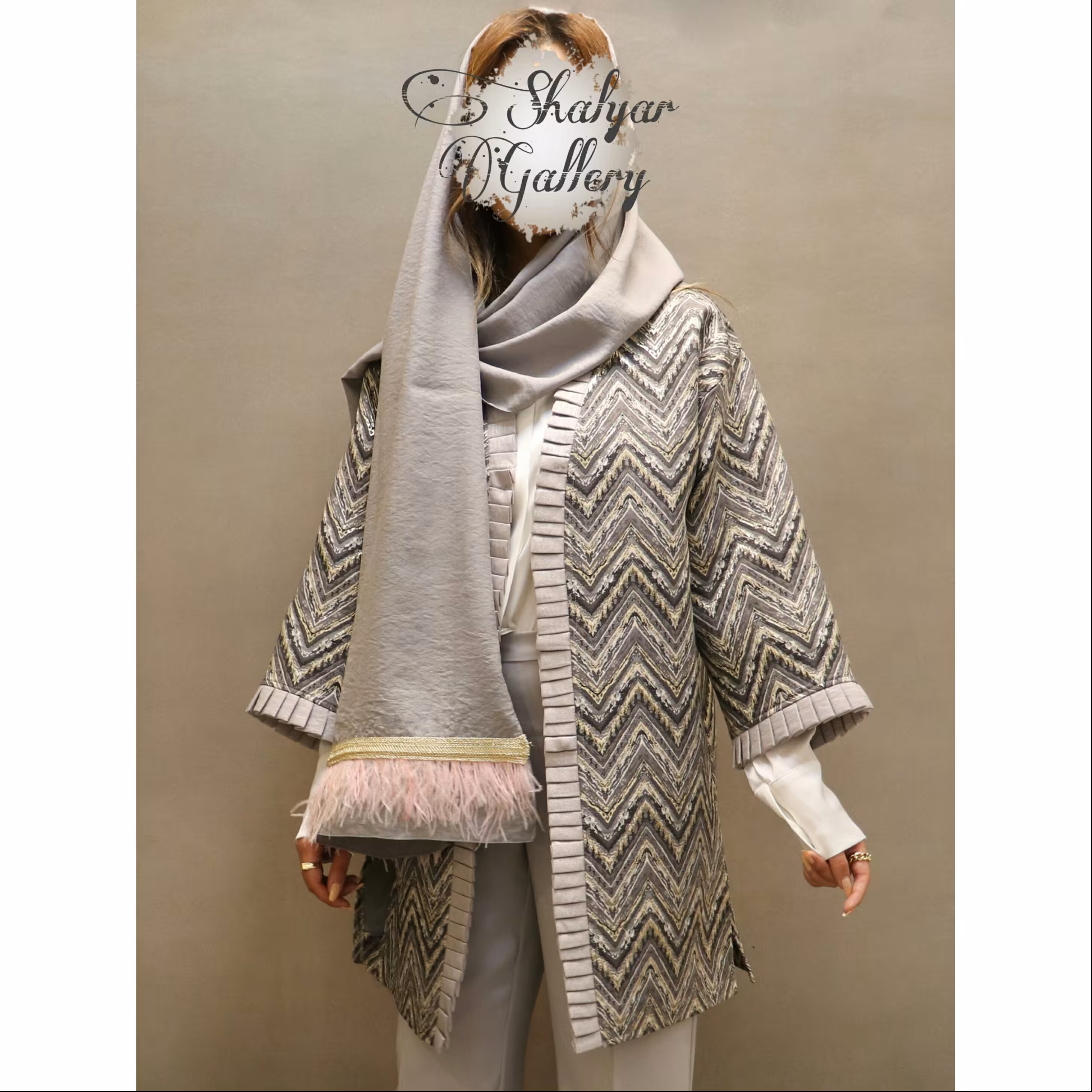 شال شیک و مجلسی طوسی شاین دار با تزیین نوار طلایی و پر 